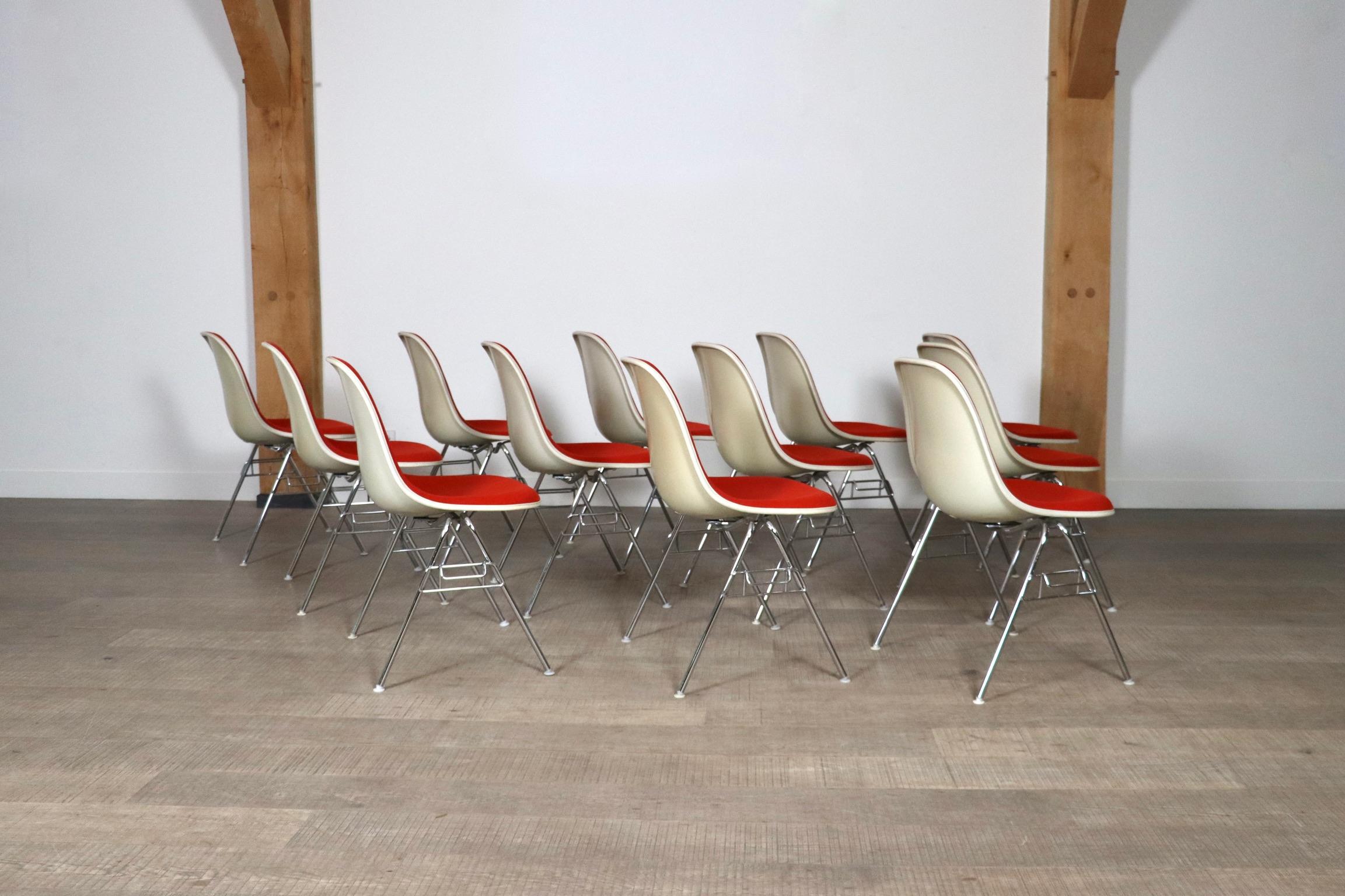 Satz von 12 stapelbaren DSS-Stühlen von Charles und Ray Eames für Herman Miller, 1970er Jahre im Angebot 4