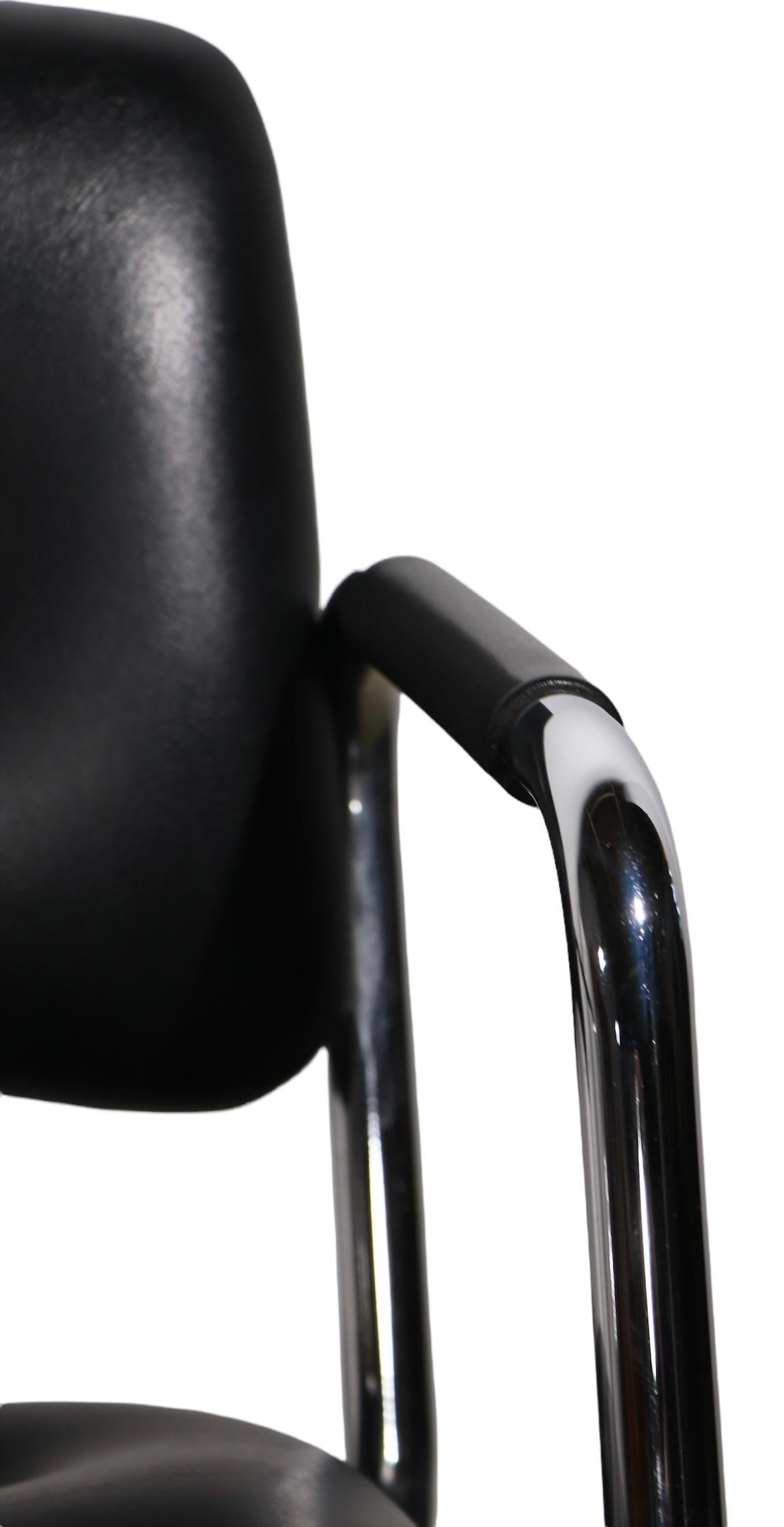 Ensemble de 12 fauteuils en porte-à-faux Steelcase chromés et noirs, modèle 421-482 en vente 3