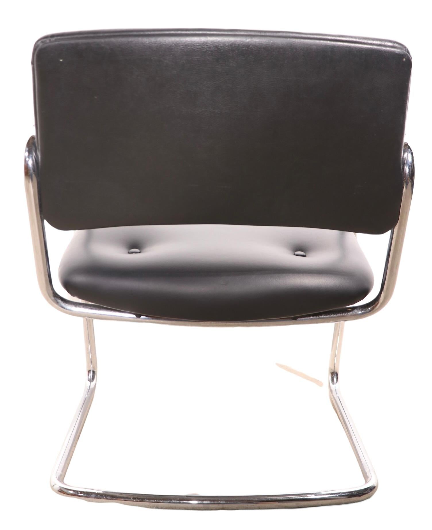 Ensemble de 12 fauteuils en porte-à-faux Steelcase chromés et noirs, modèle 421-482 en vente 6