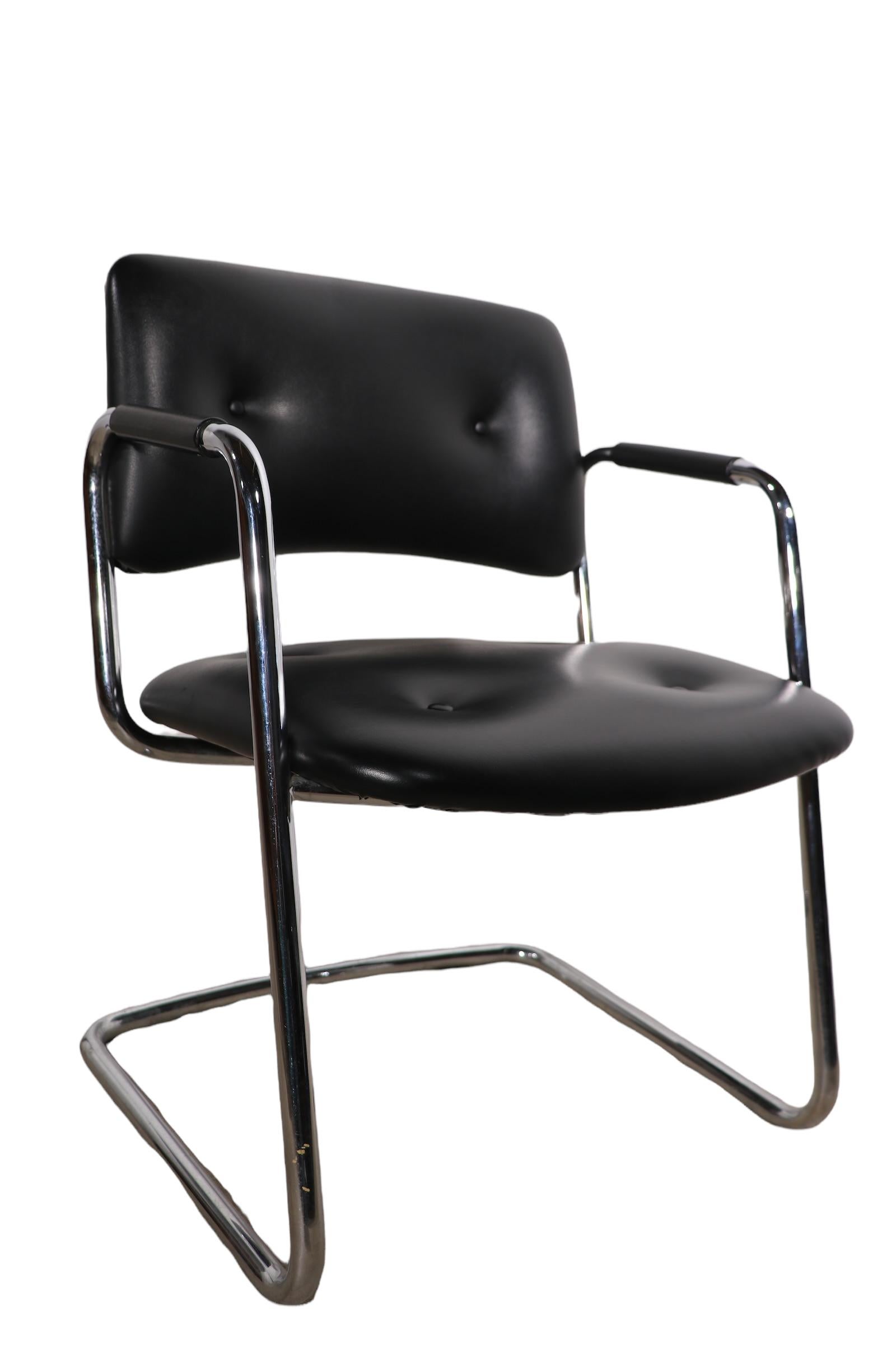 Ensemble de 12 fauteuils en porte-à-faux Steelcase chromés et noirs, modèle 421-482 en vente 8