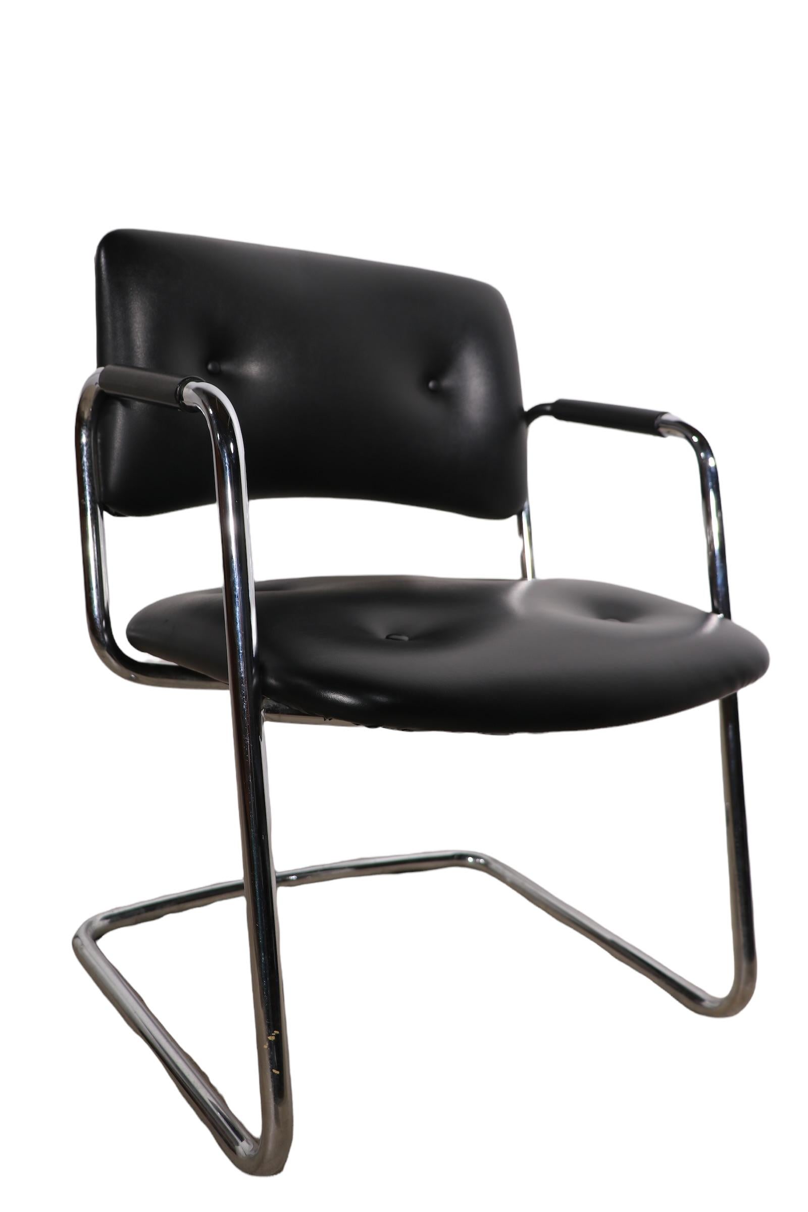 Set di 12 poltrone a sbalzo Steelcase cromate e nere Modello 421-482 in vendita 8