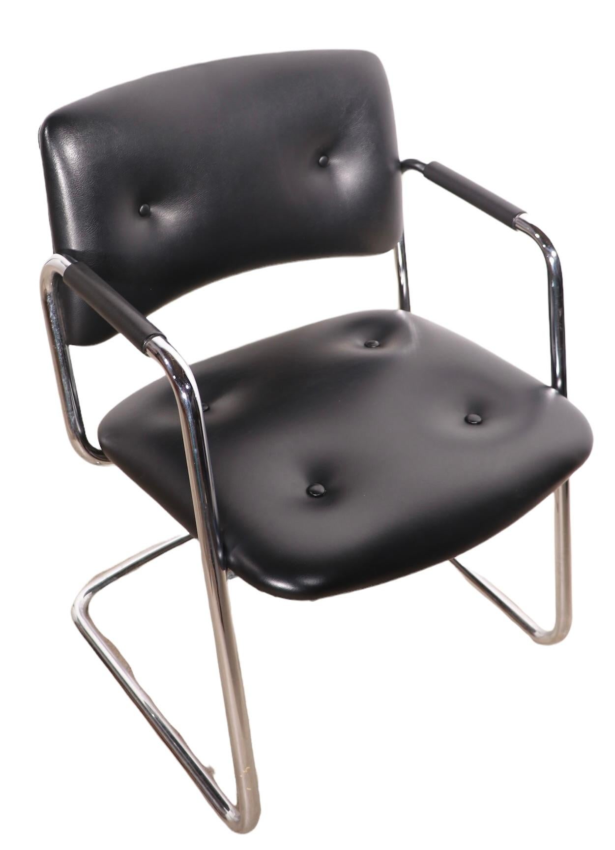 Ensemble de 12 fauteuils en porte-à-faux Steelcase chromés et noirs, modèle 421-482 en vente 9