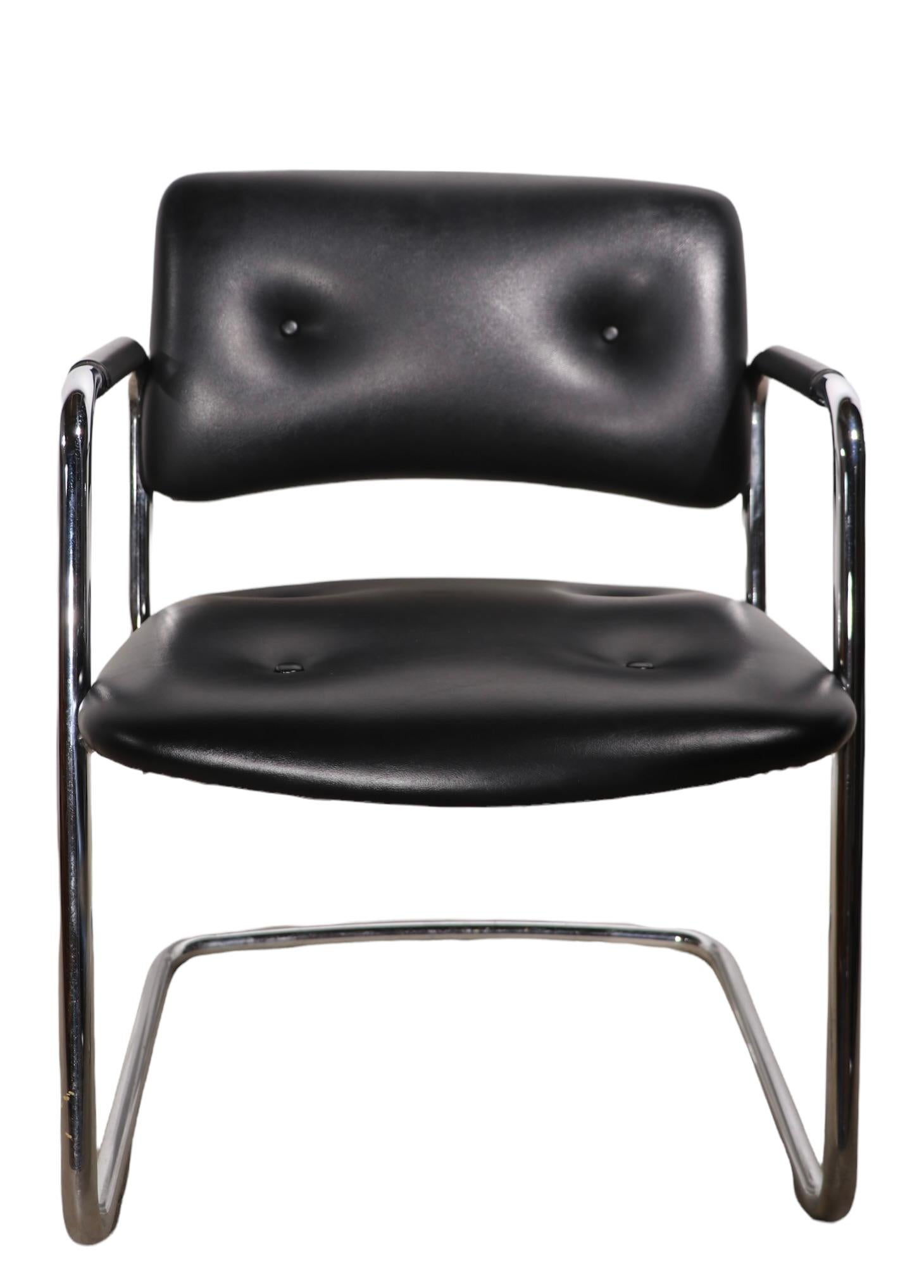 Eccezionale set di 12 sedie abbinate di Steelcase. Le sedie sono caratterizzate da una brillante struttura tubolare cromata, con cuscini dello schienale e della seduta in vinile nero. Il design del telaio a sbalzo conferisce alle sedie una leggera