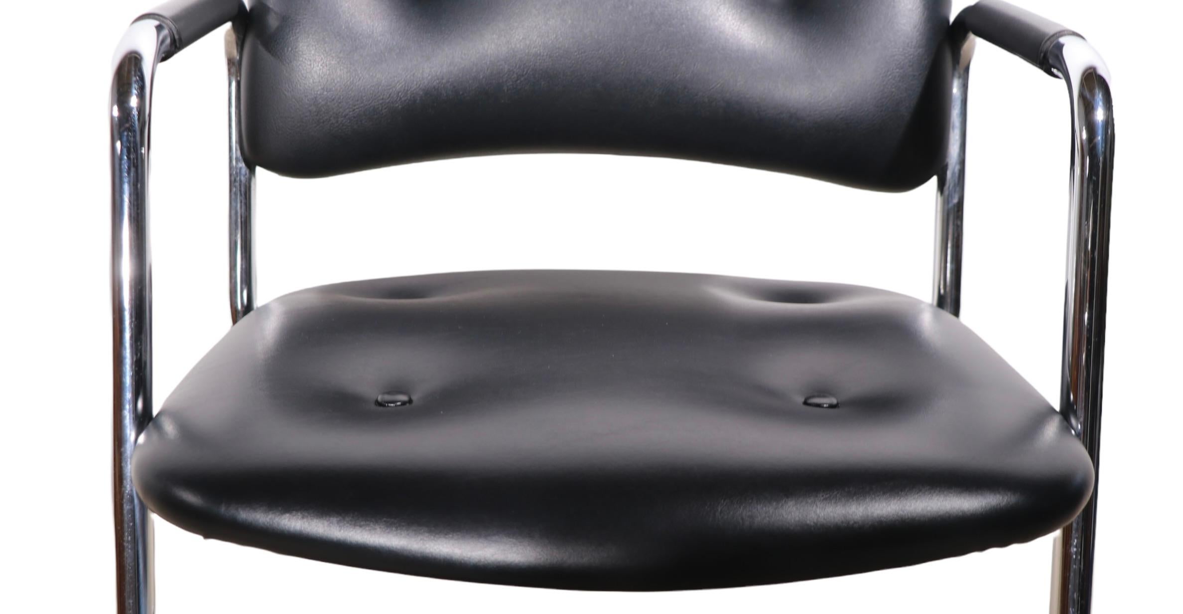 Ensemble de 12 fauteuils en porte-à-faux Steelcase chromés et noirs, modèle 421-482 en vente 2
