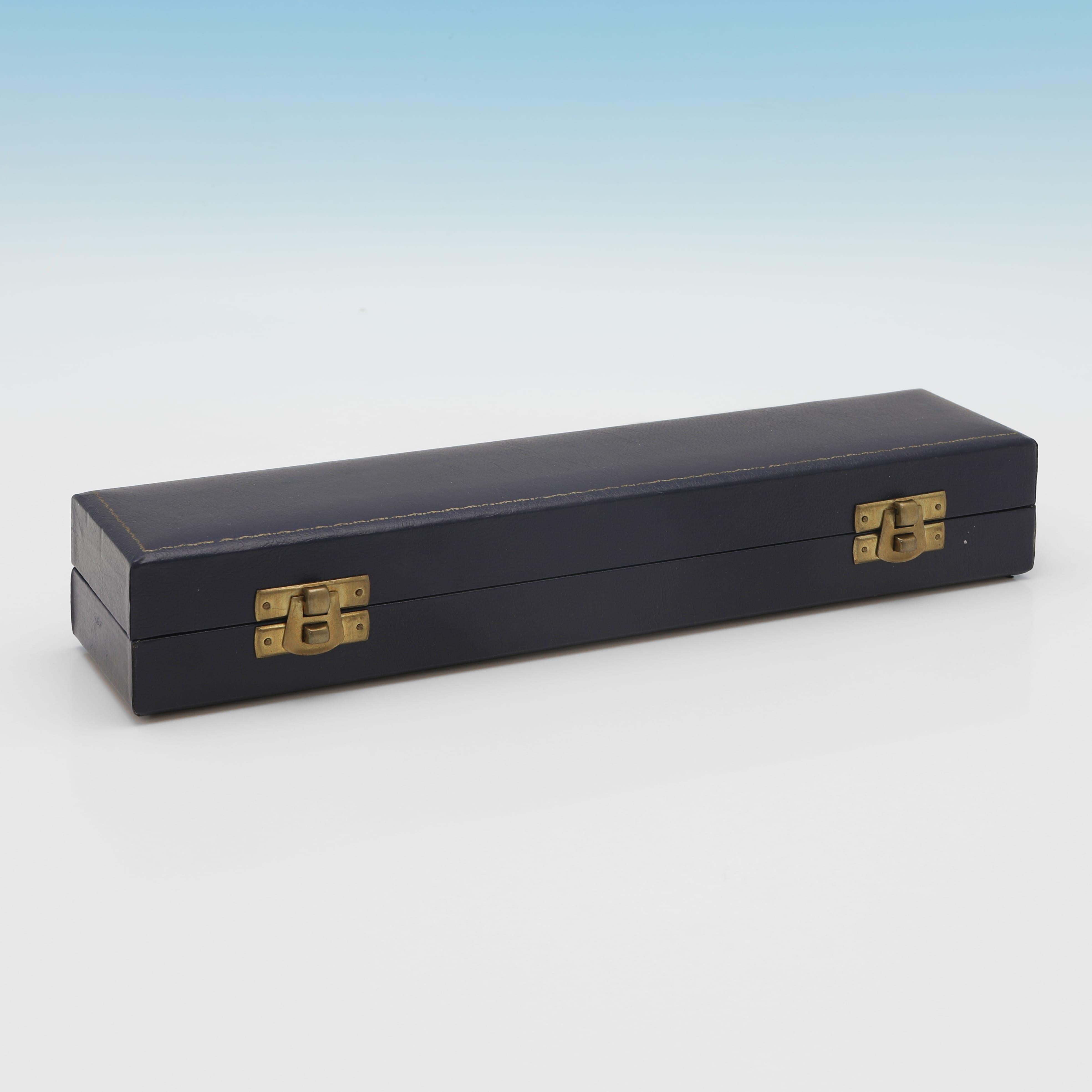 Satz von 12 Tischkartenhaltern aus Sterlingsilber, hergestellt von Asprey im Jahr 1987 im Angebot 4