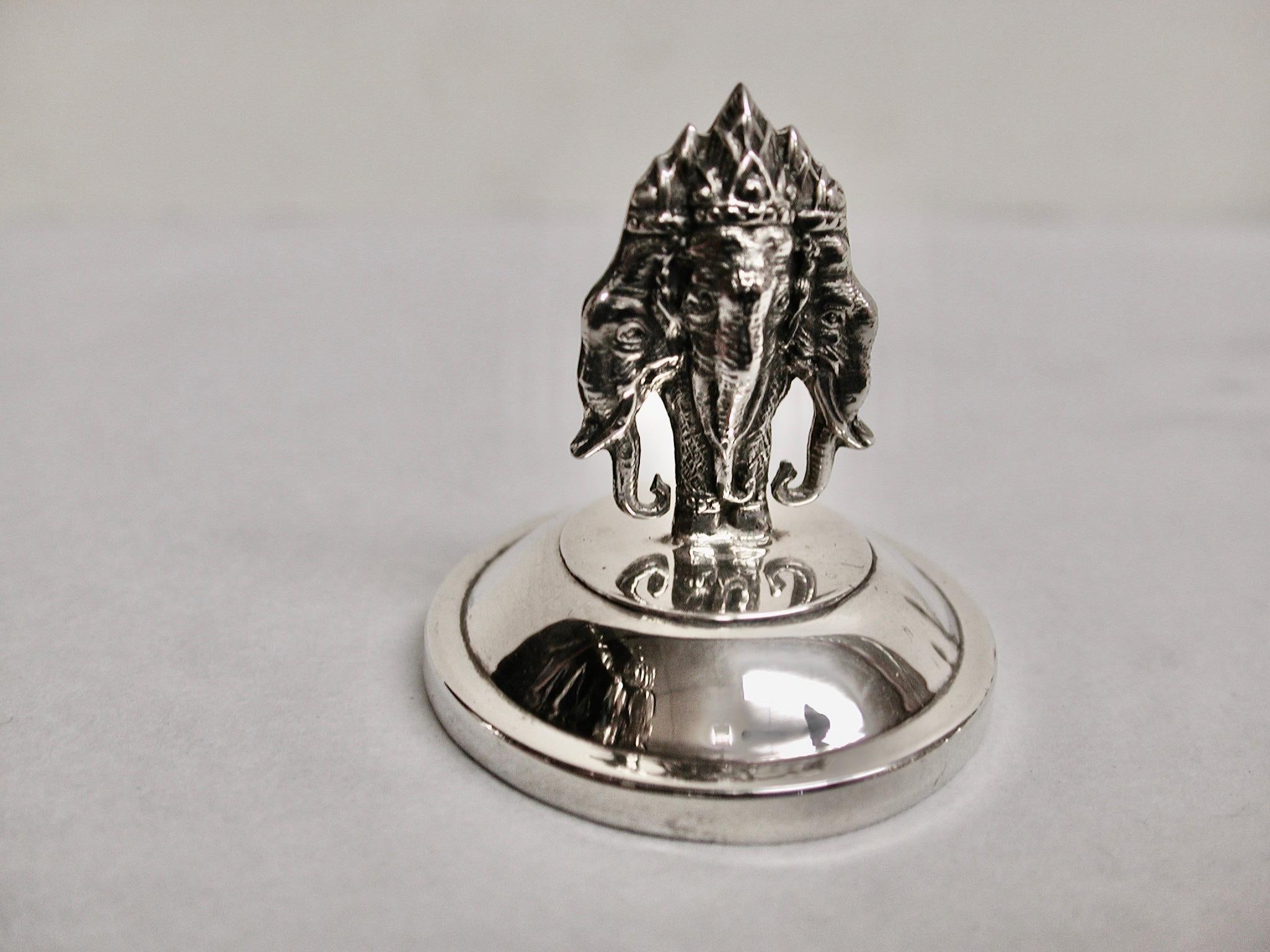 Juego de 12 Mantenedores Siameses Triple Elefante de Plata de Ley  C.1930
Fabricado en Siam en los años 30, antes de que se convirtiera en Tailandia en 1939
Hay tres con pequeñas abolladuras bajo los pies del pedestal que no desmerecen su aspecto