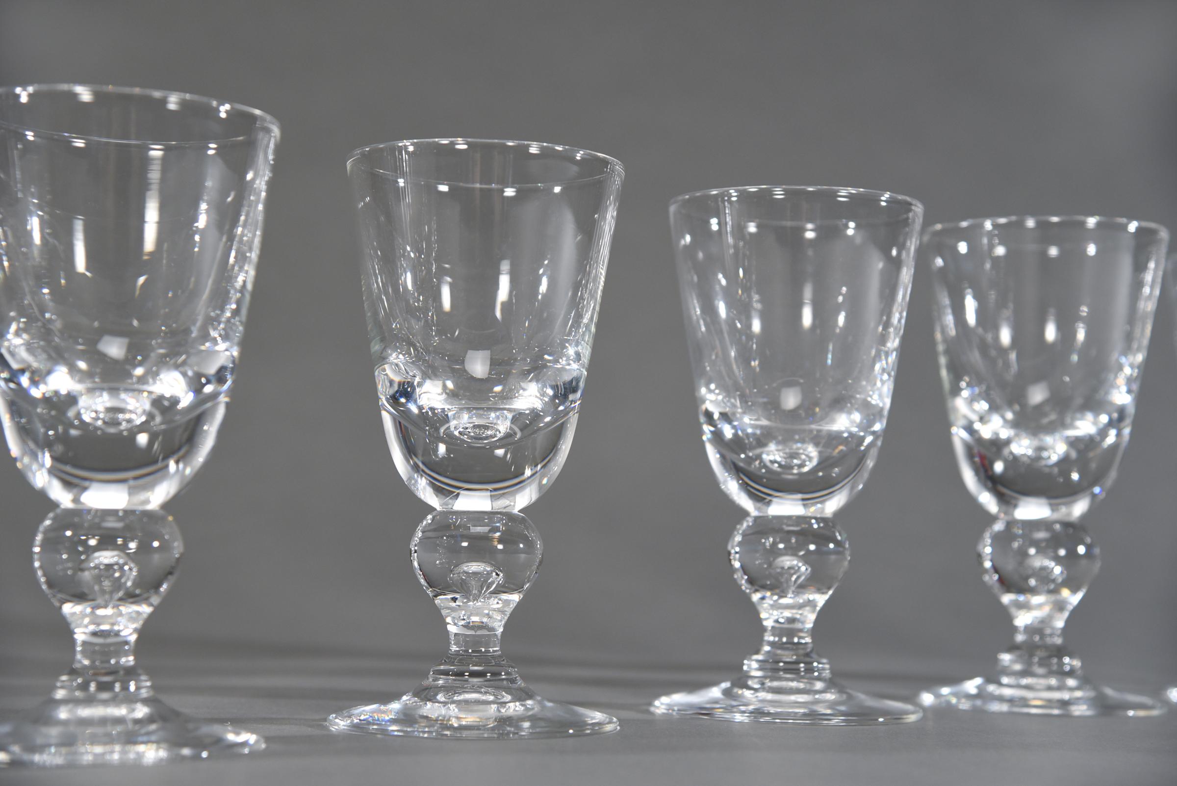 Set von 12 mundgeblasenen Steuben-Baluster-Wasserkelchen aus Kristall #7877, ca. 1940er Jahre im Zustand „Hervorragend“ im Angebot in Great Barrington, MA