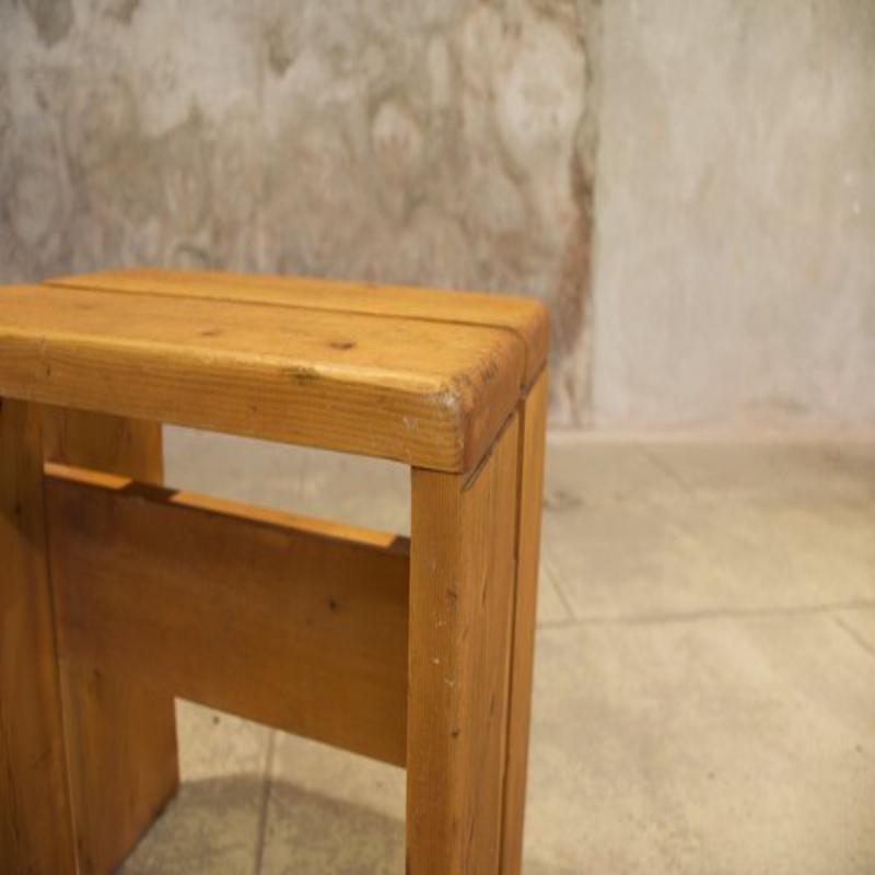 Ensemble de 12 tabourets par Charlotte Perriand pour Les Arcs, années 1600 en vente 4