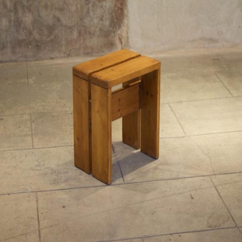 Bois Ensemble de 12 tabourets par Charlotte Perriand pour Les Arcs, années 1600 en vente