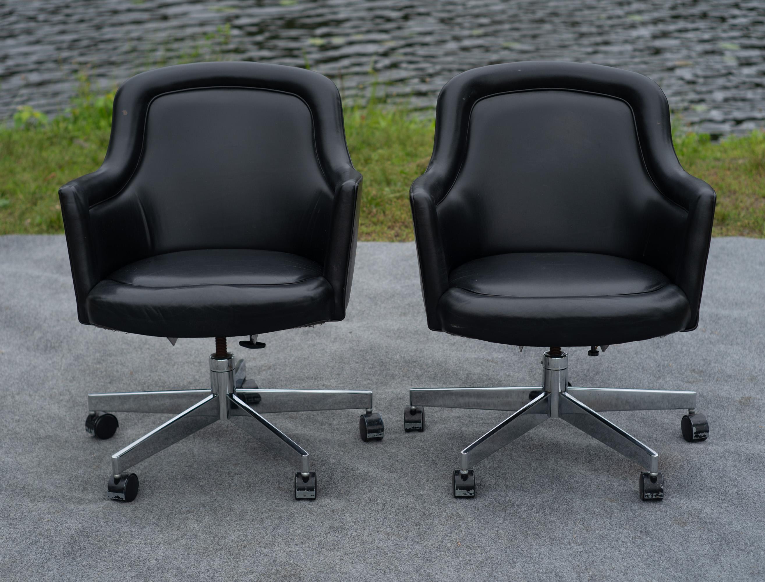 Progettate e realizzate negli anni '60, queste sedie sono state prodotte da Stow & Davis, nota all'epoca per la produzione di mobili per ufficio in grado di competere con marchi del calibro di Knoll in termini di qualità della produzione. Queste