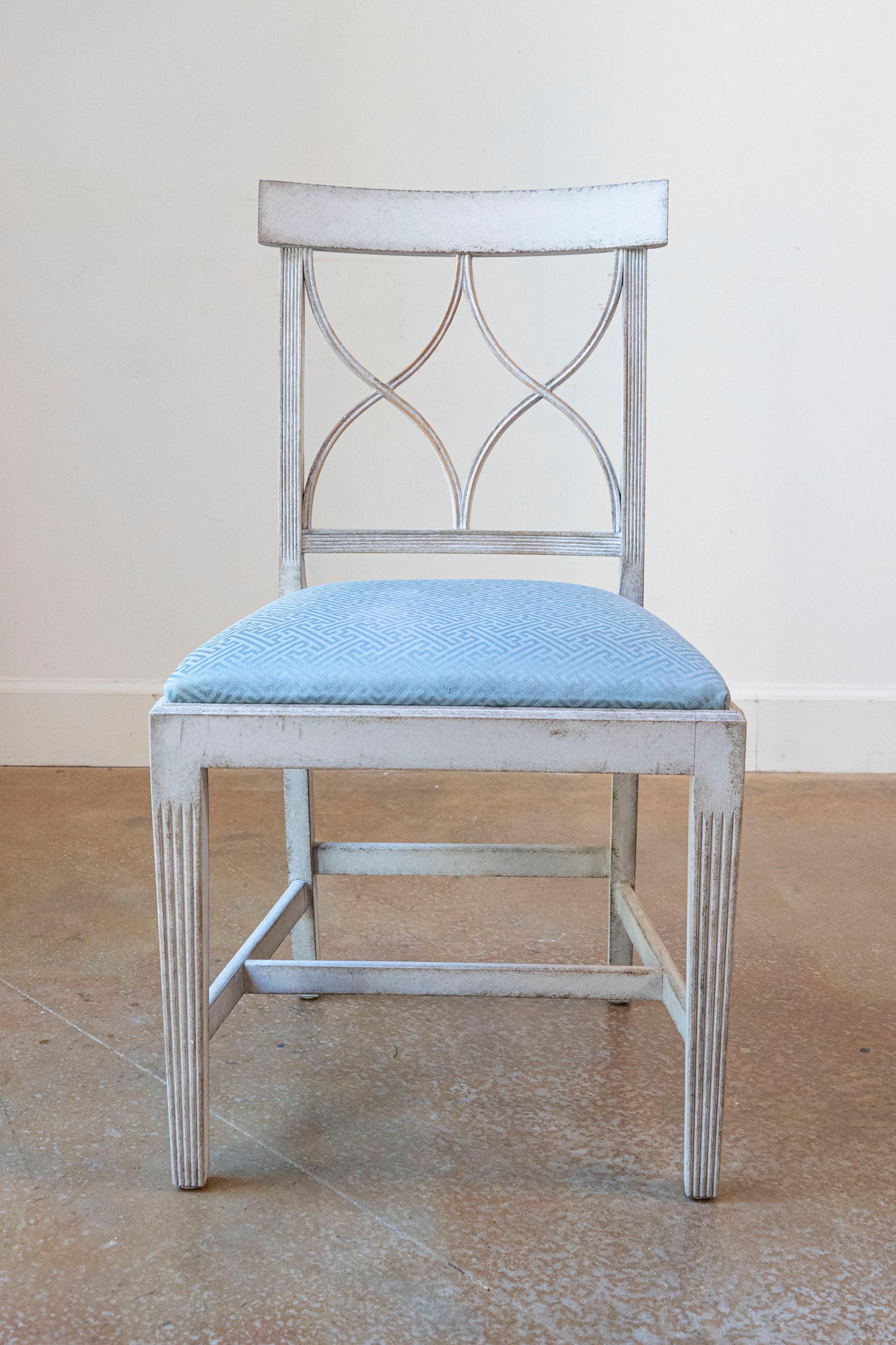Carved 8 Swedish 1900s Painted Dining Room Chairs with Sinuous Pierced Motifs For Sale