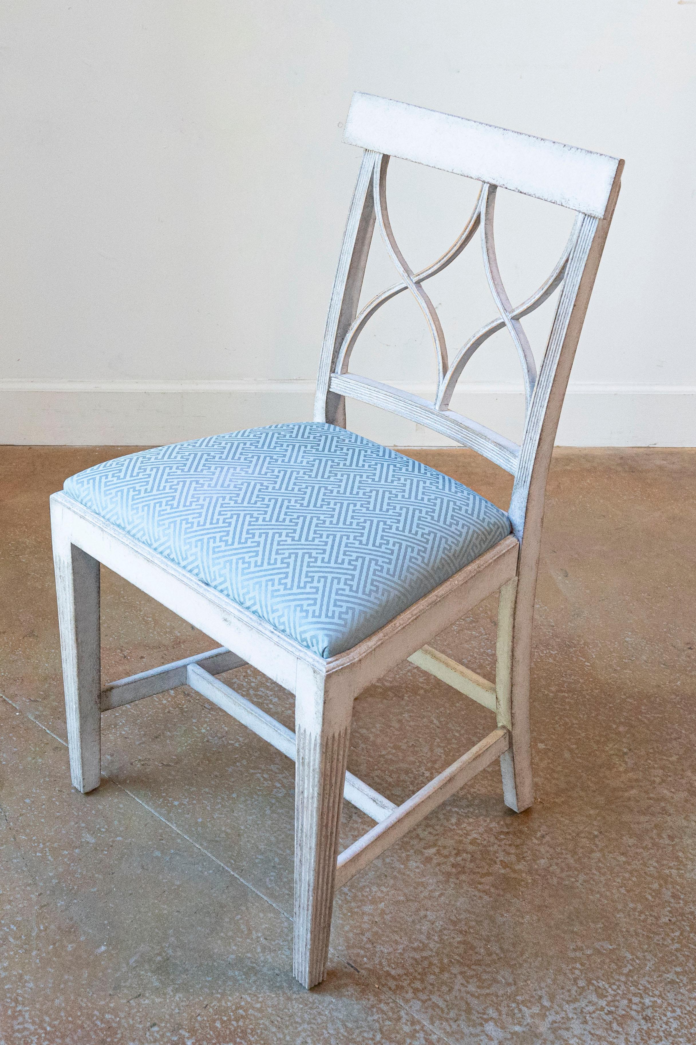 8 Swedish 1900s Painted Dining Room Chairs with Sinuous Pierced Motifs In Good Condition For Sale In Atlanta, GA