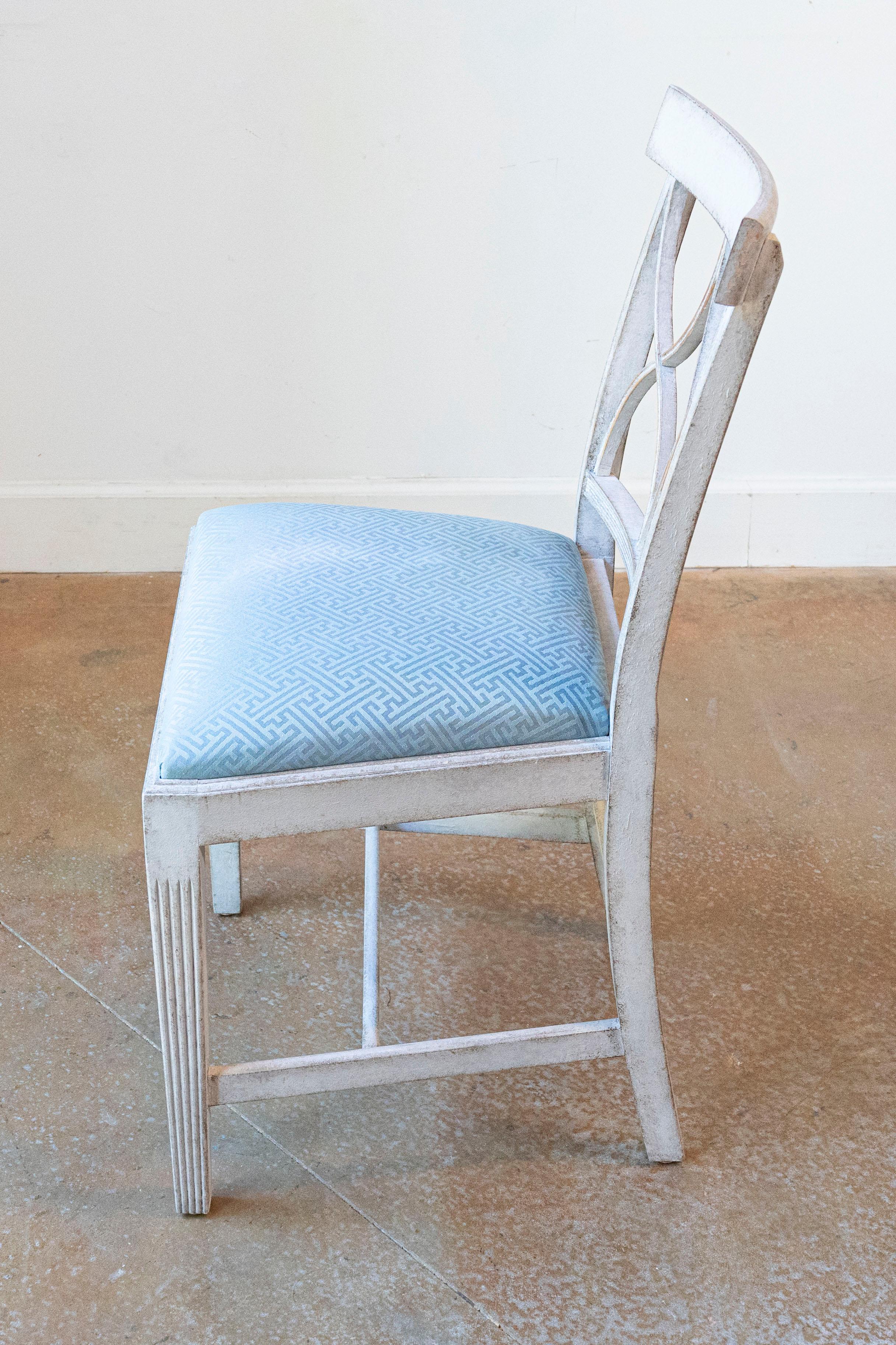 20th Century 8 Swedish 1900s Painted Dining Room Chairs with Sinuous Pierced Motifs For Sale