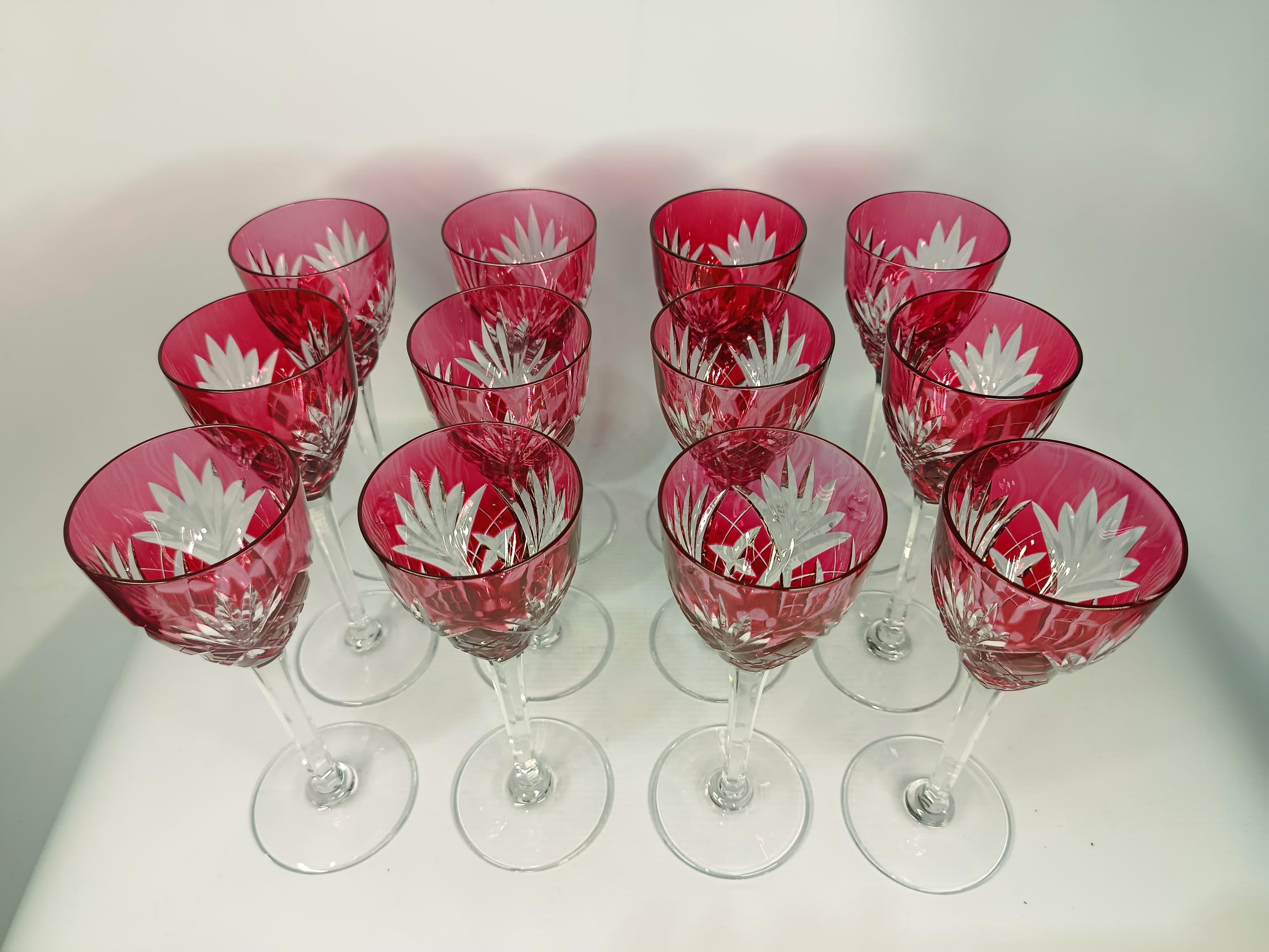 Set of 12 Tall Red Crystal Wine Glasses Saint Louis France im Zustand „Gut“ im Angebot in Buenos Aires, Argentina