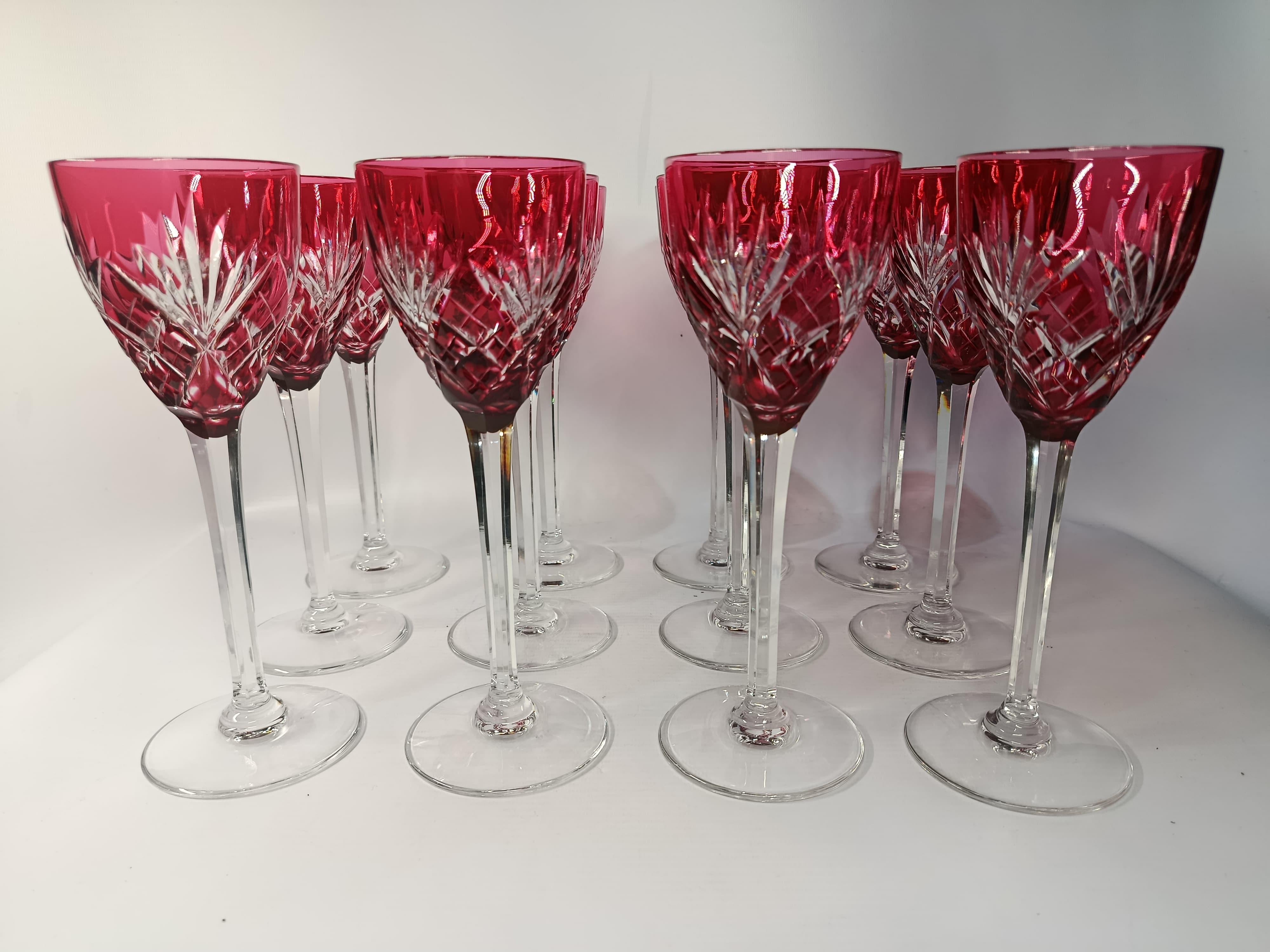 Set of 12 Tall Red Crystal Wine Glasses Saint Louis France (Mitte des 20. Jahrhunderts) im Angebot