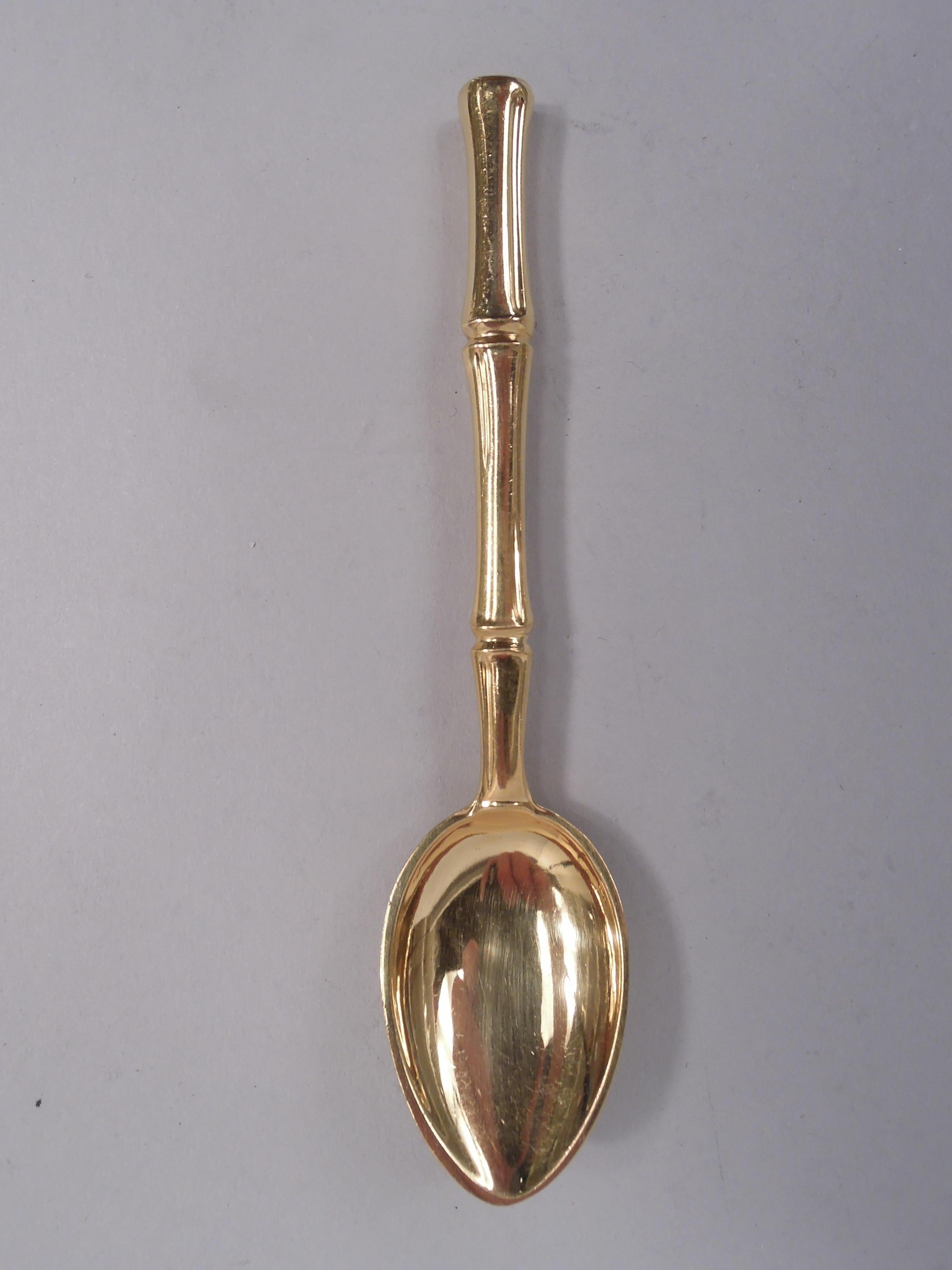 Set di 12 cucchiai demitasse in argento sterling dorato Bamboo. Realizzato da Tiffany & Co. a New York. Manico a stelo e ciotola ovale. Classico design del Midcentury in un motivo difficile da trovare che riflette il continuo adattamento di Tiffany