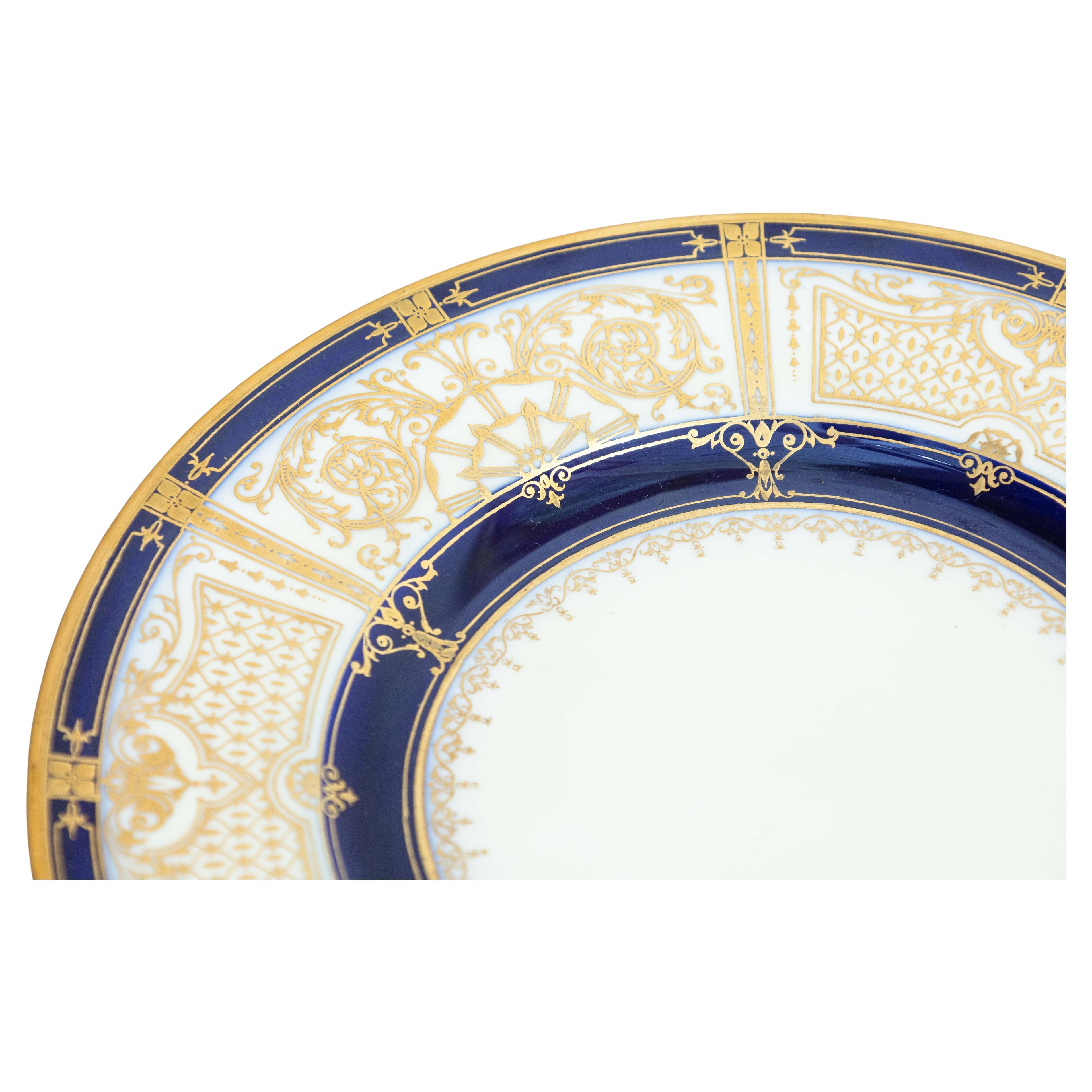 Un ensemble de 12 assiettes en porcelaine de Tiffany & Co. Il s'agit d'un ensemble absolument magnifique d'assiettes à dîner dorées et bleu cobalt. Ces assiettes en porcelaine blanche sont ornées d'un ravissant motif doré sur le pourtour, et d'une