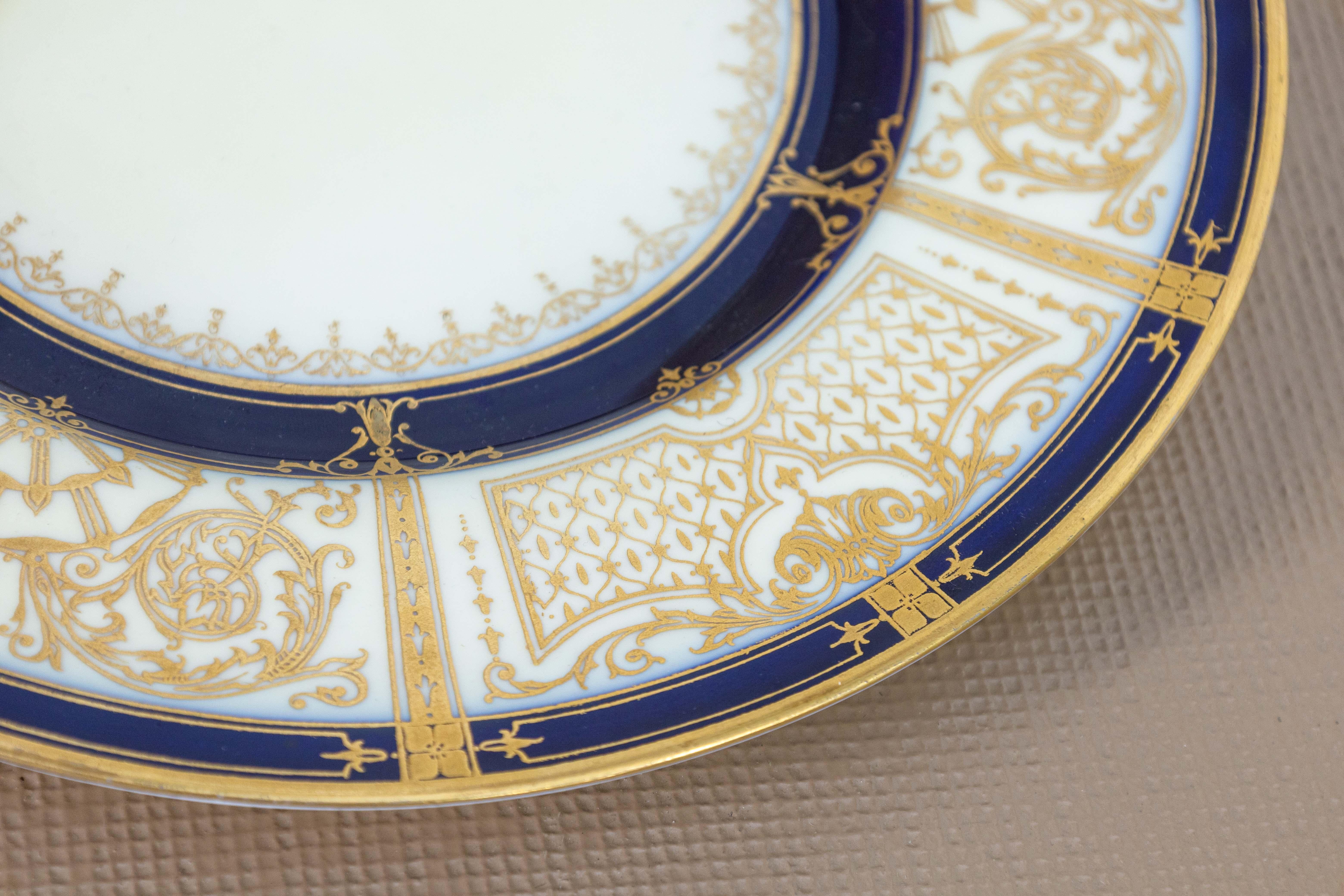 Ensemble de 12 assiettes en porcelaine bleu cobalt doré de Tiffany & Company Made in England Bon état - En vente à Keego Harbor, MI