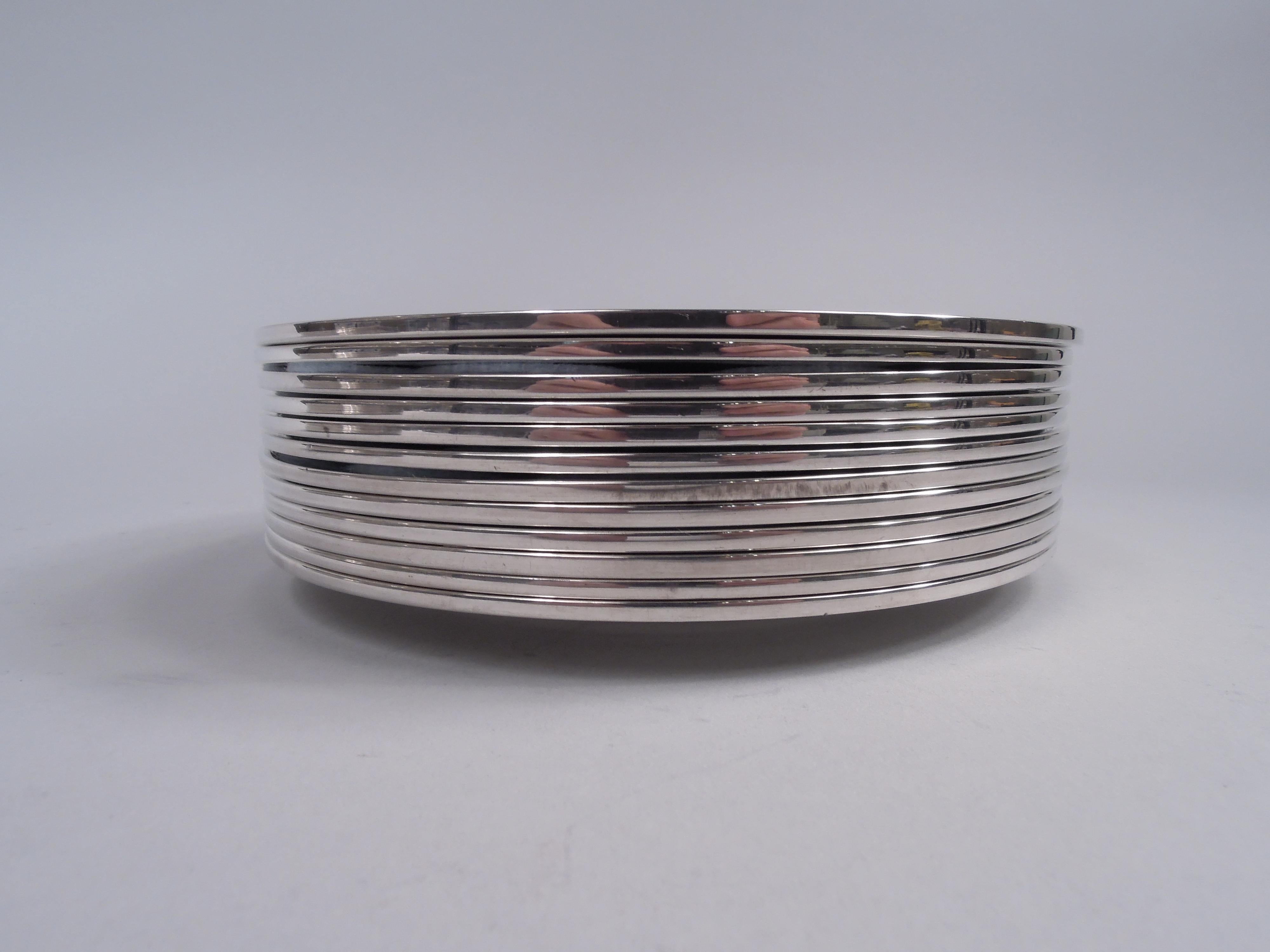 Juego de 12 platos de pan y mantequilla Hamilton de plata de ley con adorno Regencia. Fabricado por Tiffany & Co. en Nueva York, hacia 1923. Cada una: Pozo liso y borde plano. Sobre el hombro, óvalos de ánfora grabados y grabados al ácido y flores y
