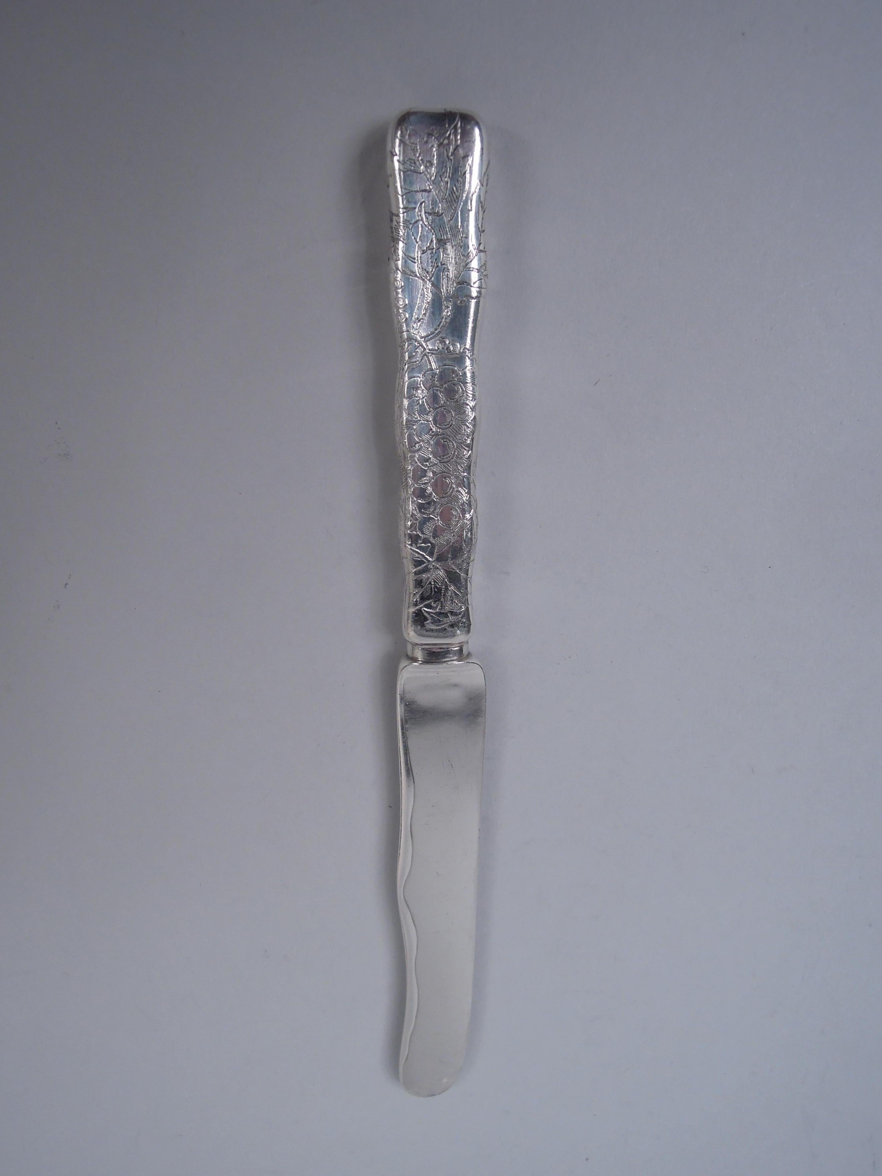 Juego de 12 cuchillos de postre de plata de ley con vuelta sobre filo. Fabricado por Tiffany & Co. en Nueva York. Tallo perfilado con una rama frutal grabada al ácido que envuelve los lados; se representan manzanas, peras y uvas. En el verso,