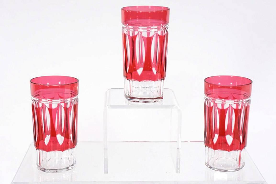 Art déco Lot de 12 gobelets en cristal Art Déco Val St Lambert, de couleur canneberge, taillés en clair en vente