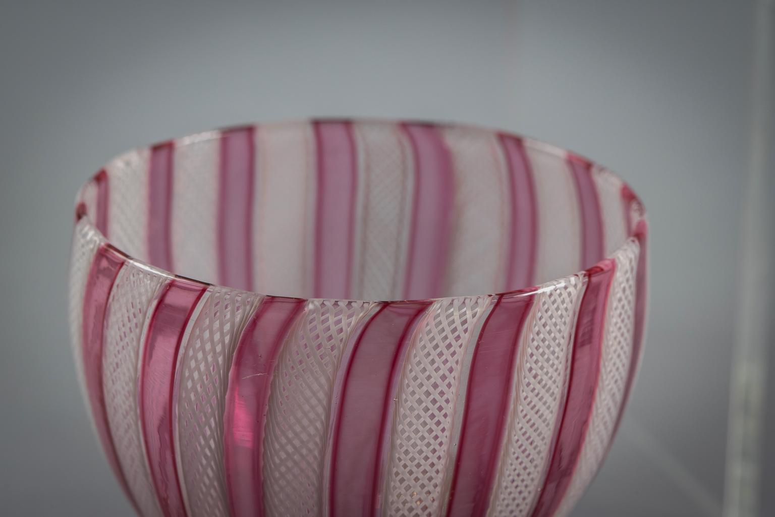 Jeweils mit latticinio Fäden abwechselnd mit einem rosa-roten Band, mit Stacheln angewendet.