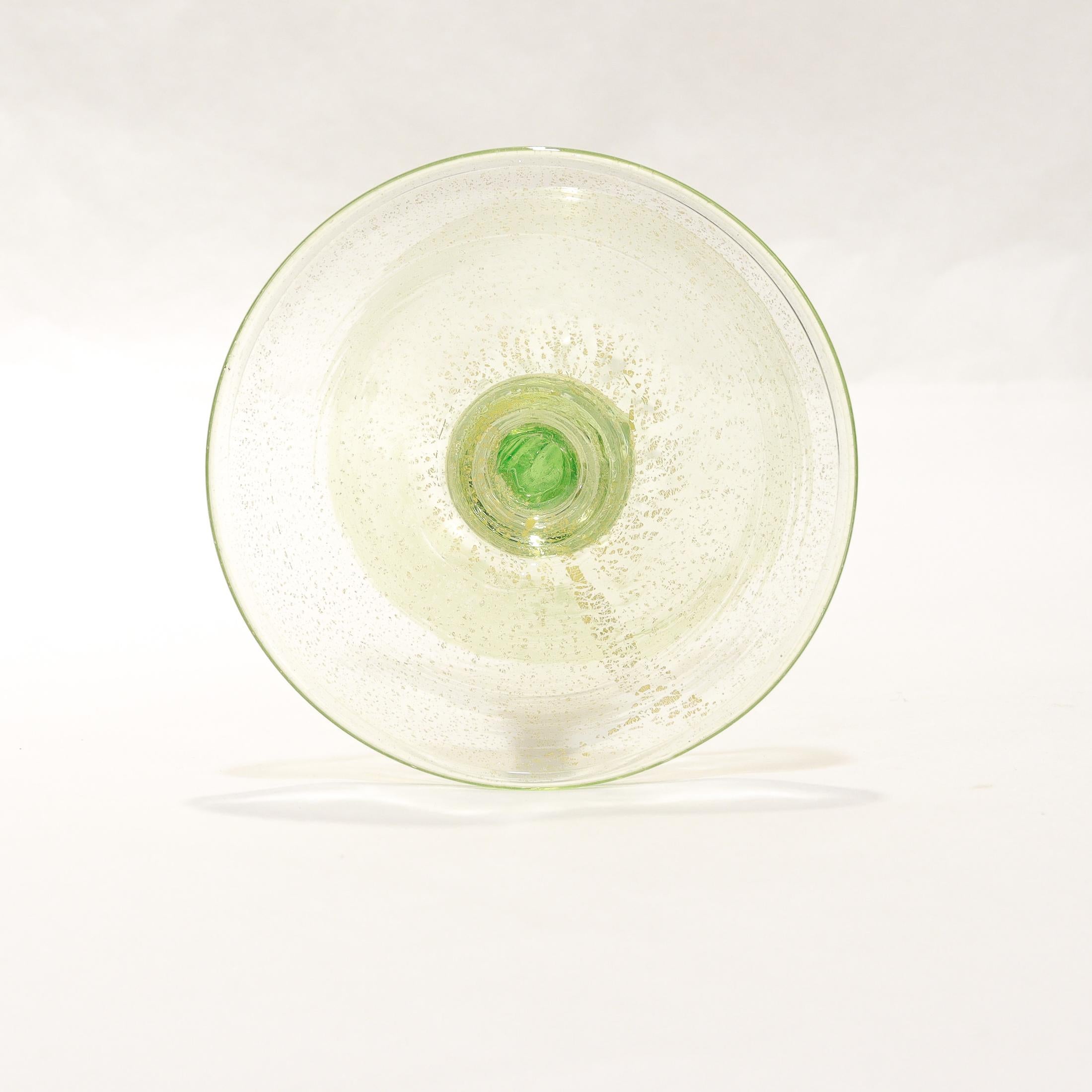 Set di 12 calici da vino in vetro verde di Murano o veneziano con inclusioni d'oro in vendita 7