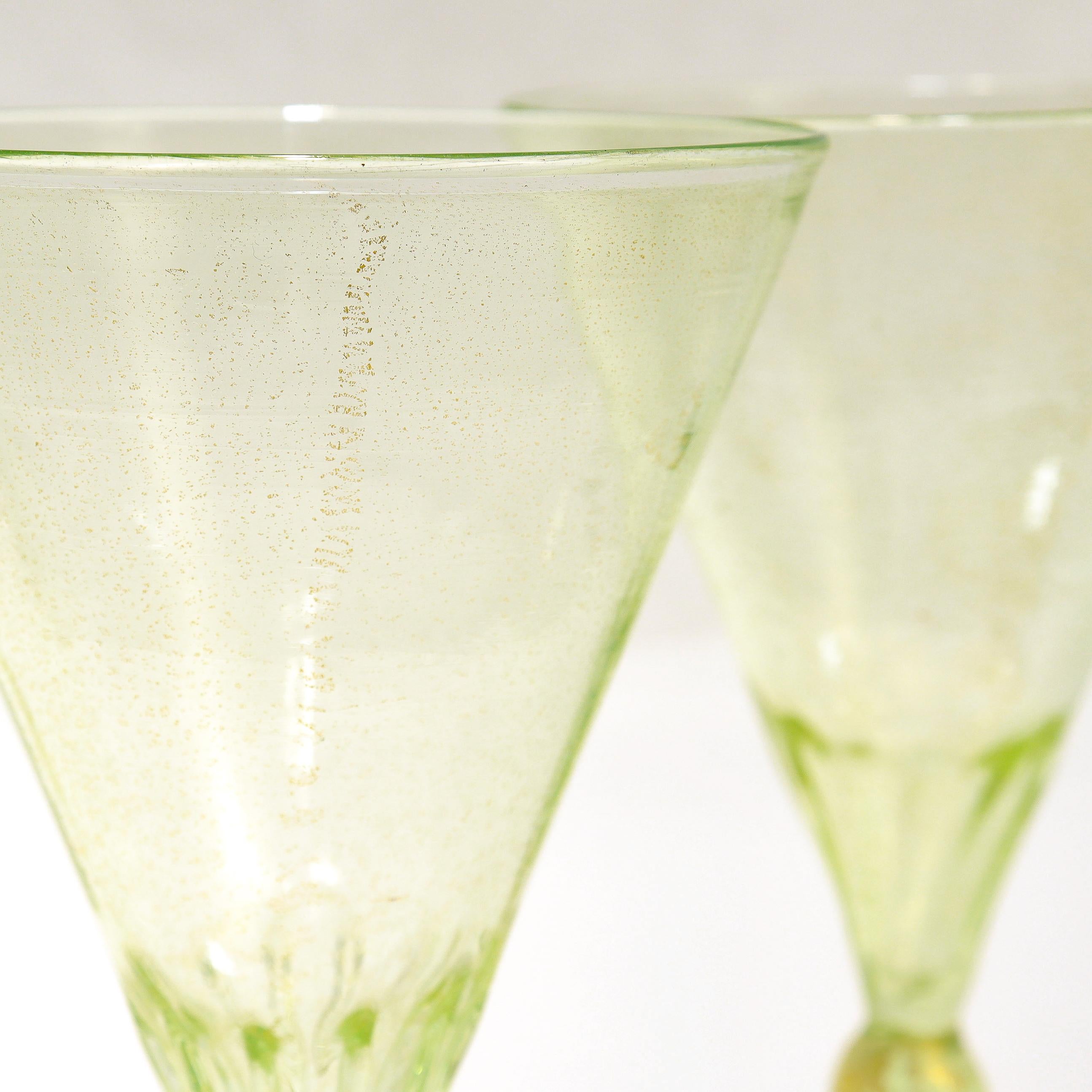 Set di 12 calici da vino in vetro verde di Murano o veneziano con inclusioni d'oro in vendita 9