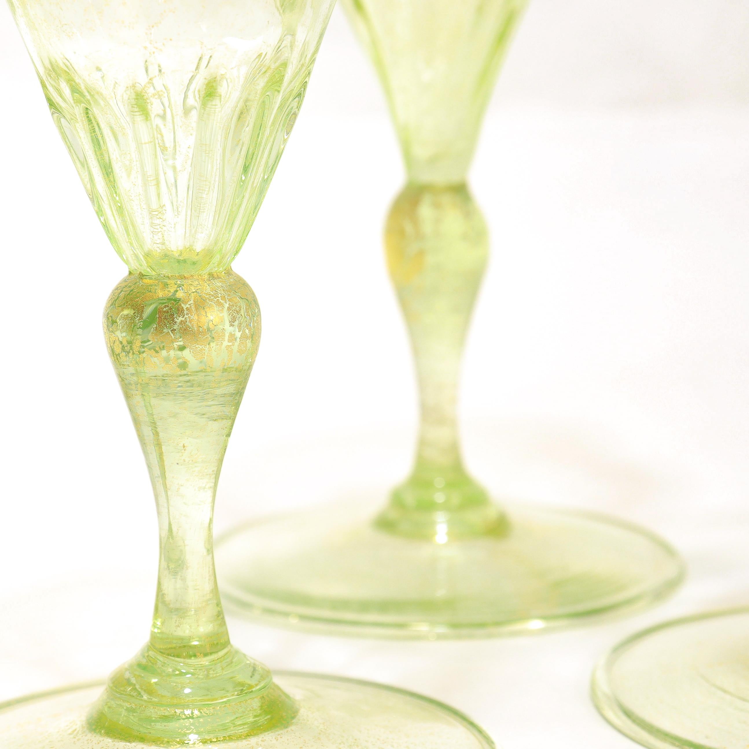 Set di 12 calici da vino in vetro verde di Murano o veneziano con inclusioni d'oro in vendita 10