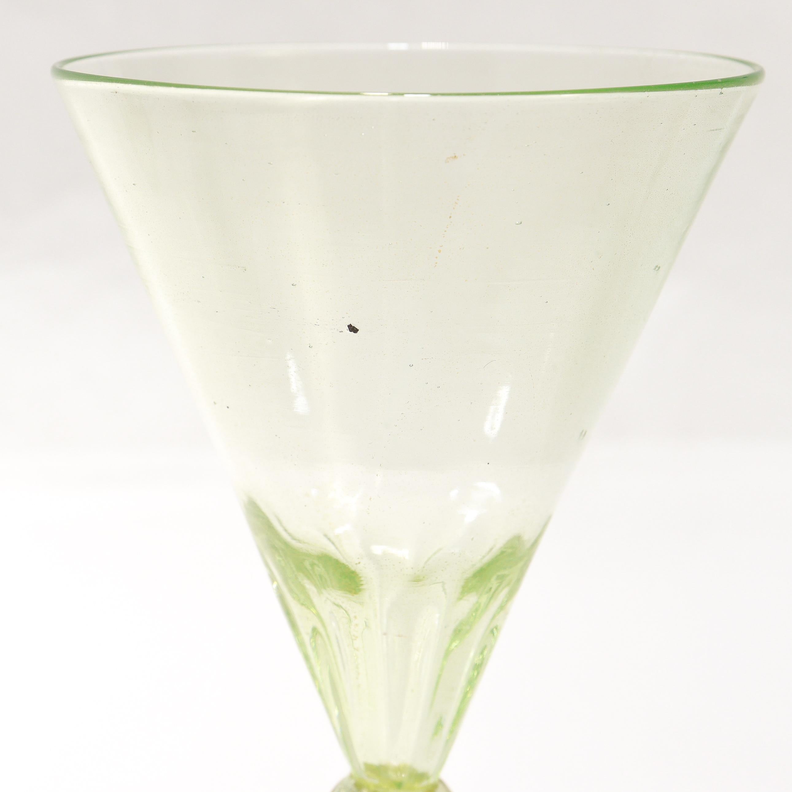 Set di 12 calici da vino in vetro verde di Murano o veneziano con inclusioni d'oro in vendita 12