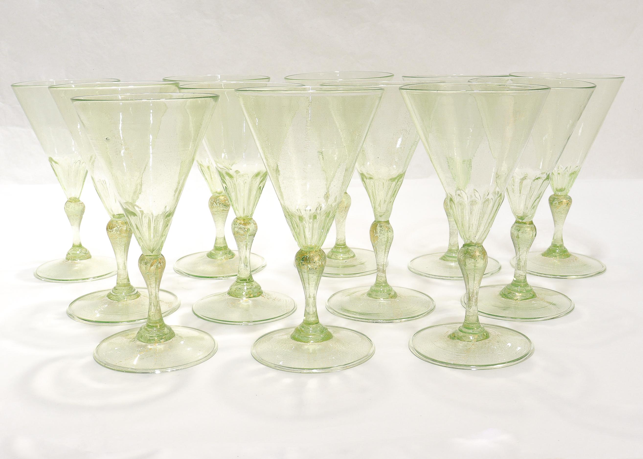 Un raffinato e grande set di steli da vino in vetro veneziano.

Attribuito a Salviati.

In vetro verde lime (quasi color uranio) con inclusioni in lamina d'oro.
 
Ciascuno di essi presenta un'arricciatura alla base della ciotola, una concentrazione