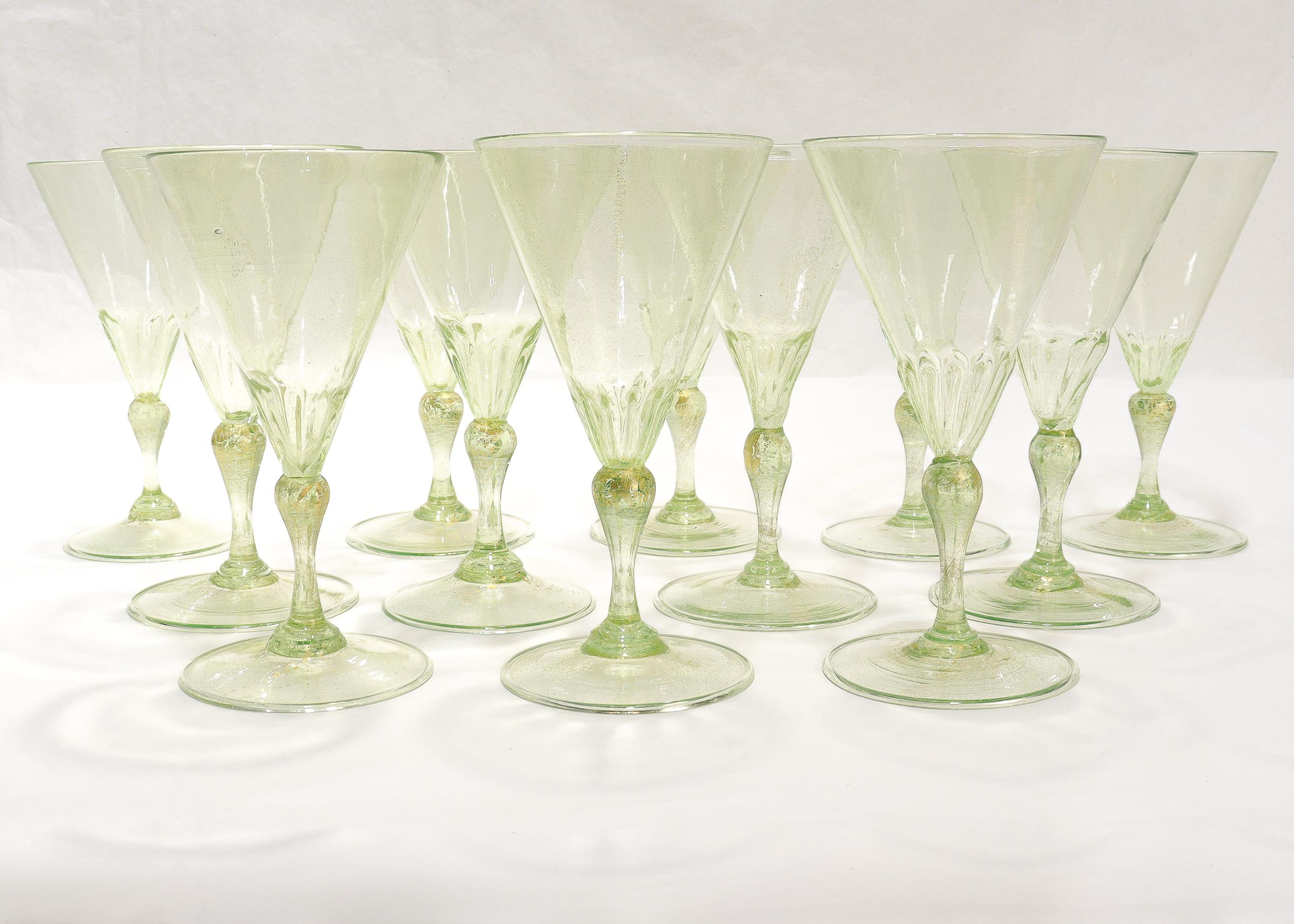 Mid-Century moderno Set di 12 calici da vino in vetro verde di Murano o veneziano con inclusioni d'oro in vendita