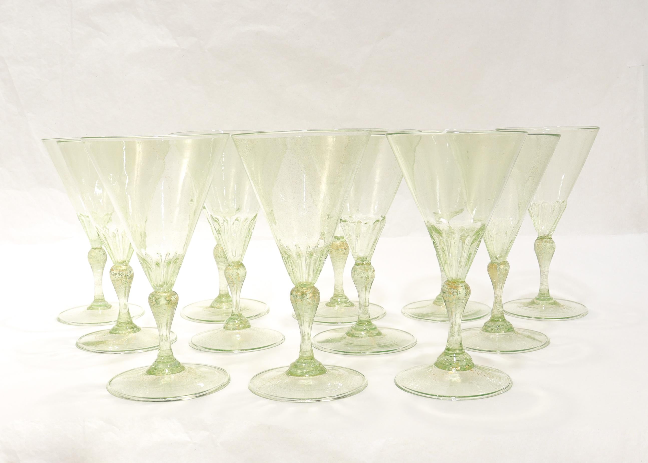 Set di 12 calici da vino in vetro verde di Murano o veneziano con inclusioni d'oro In condizioni buone in vendita a Philadelphia, PA