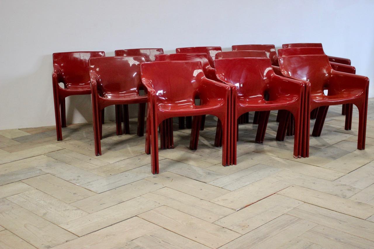 A very stylish and comfortable set of 12 red 