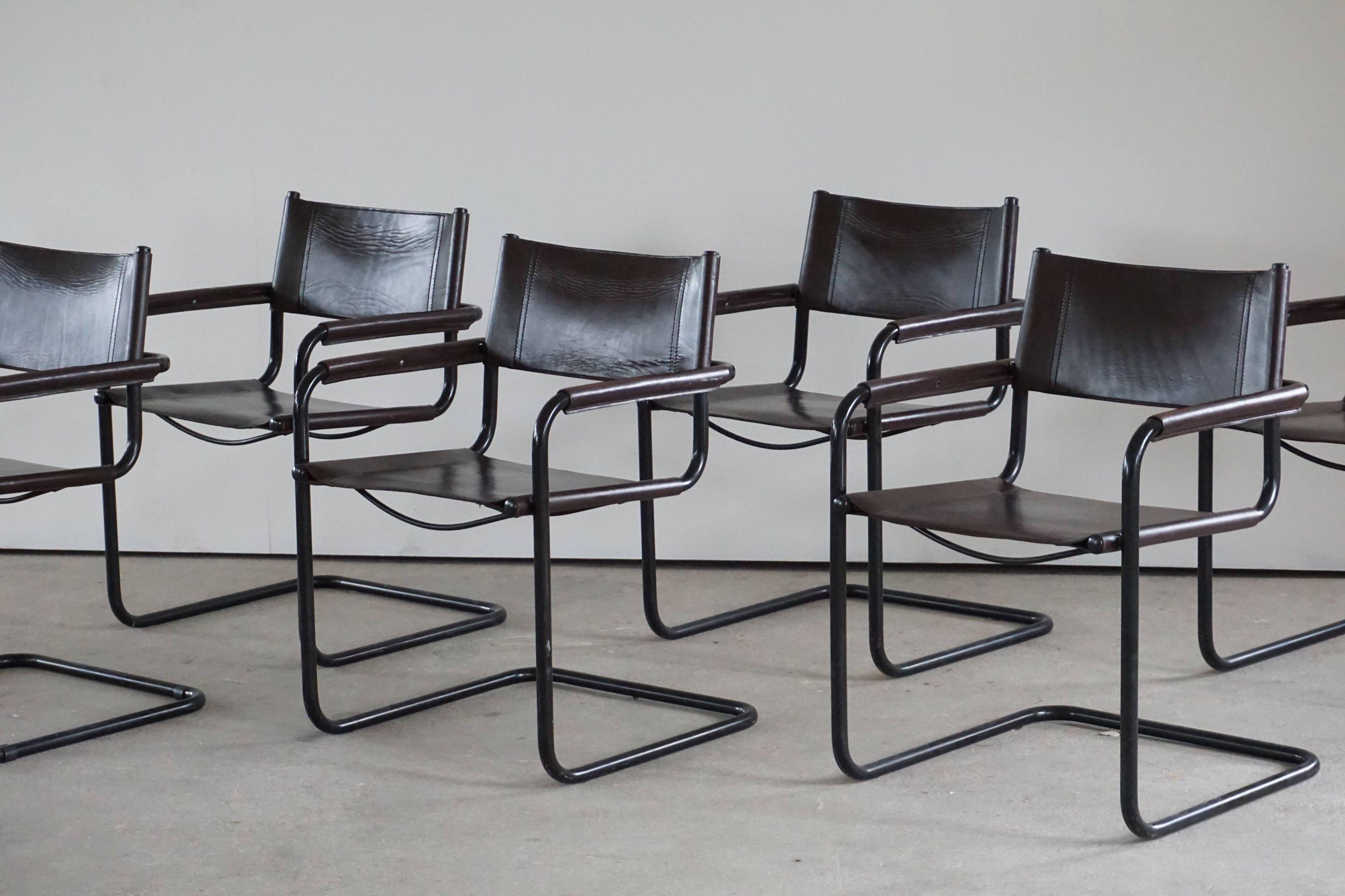 Ensemble de 12 fauteuils cantilever vintage en cuir brun patiné et structure laquée noire par Linea Veam, fabriqués en Italie, années 1970. Les chaises rappellent fortement les œuvres Bauhaus de Mart Stam et Marcel Breuer. 

Mesure jusqu'au sommet