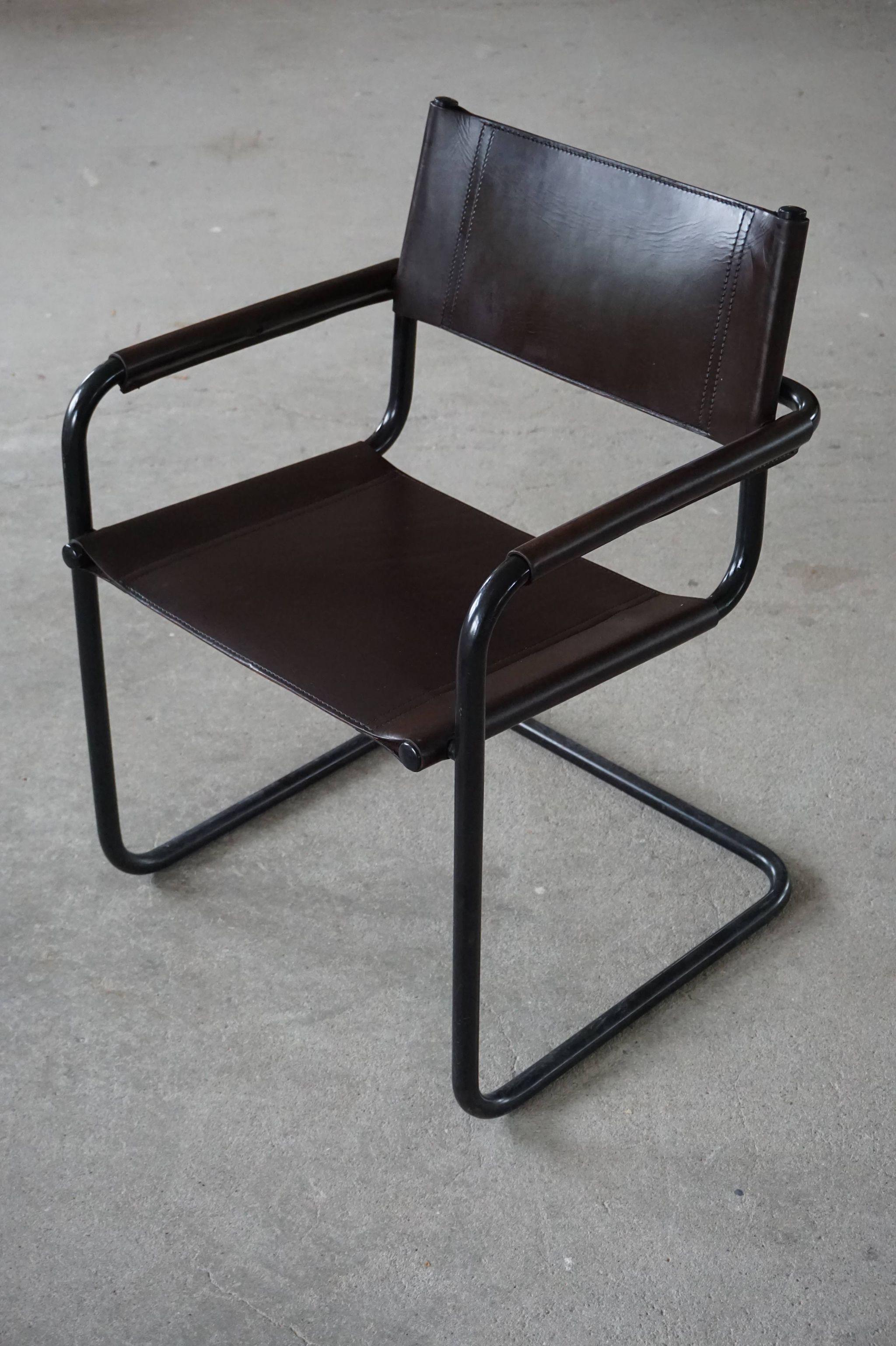 Mid-Century Modern Ensemble de 12 fauteuils cantilever vintage en cuir marron par Linea Veam, Italie, années 70
