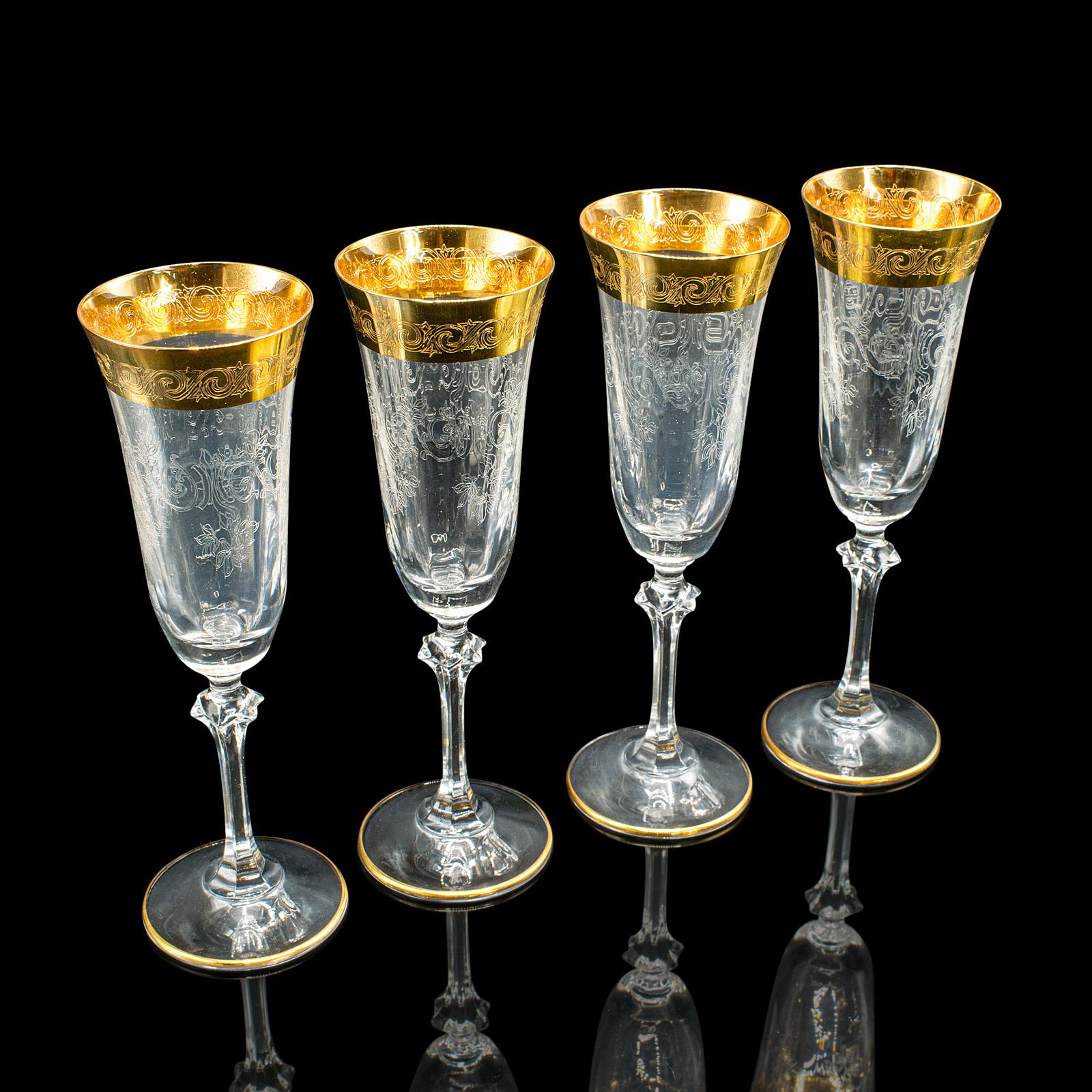 Portugais Ensemble de 12 flûtes à champagne vintage, continentales, verre à vin, feuille d'or, vers 1980 en vente