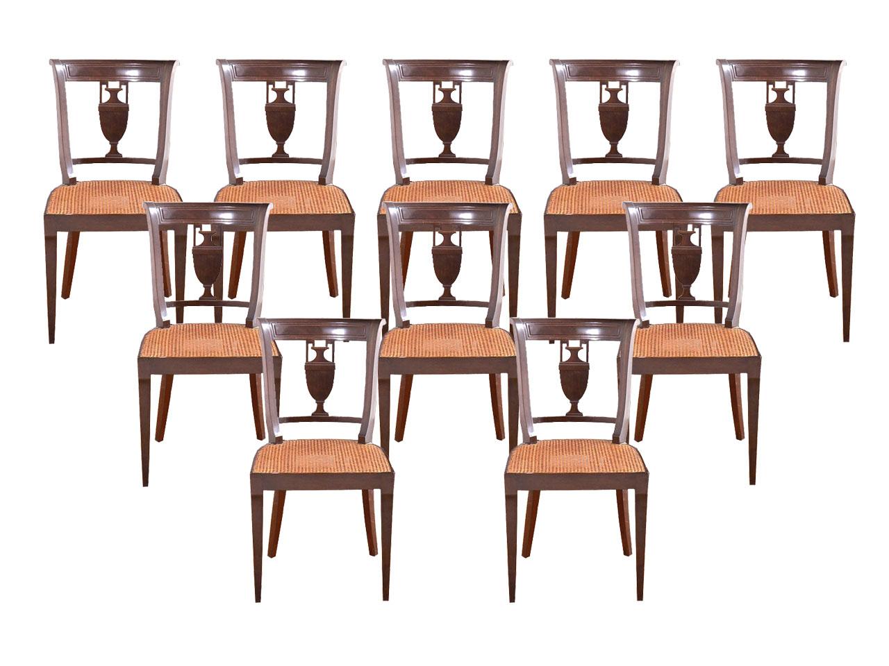 Dieses exquisite Set von Vintage-Esszimmerstühlen aus den 1940er Jahren verkörpert eine zeitlose Eleganz mit einem ausgesprochen klassischen Touch. Die Stühle zeichnen sich durch eine schlanke, geschwungene Silhouette aus, die an die Raffinesse und