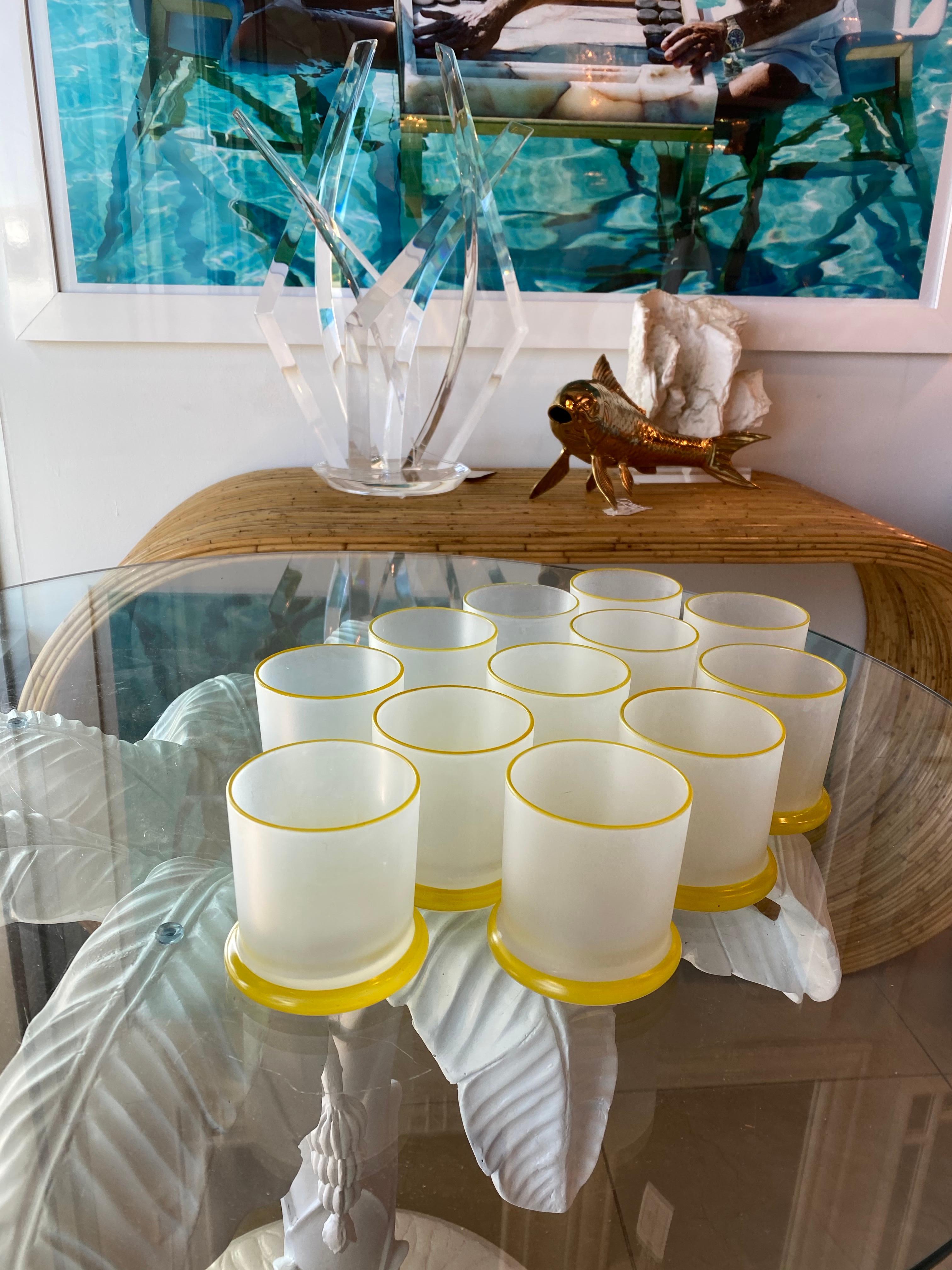 Hollywood Regency Ensemble de 12 verres à cocktail de bar en verre jaune dépoli vintage pour le whisky en vente