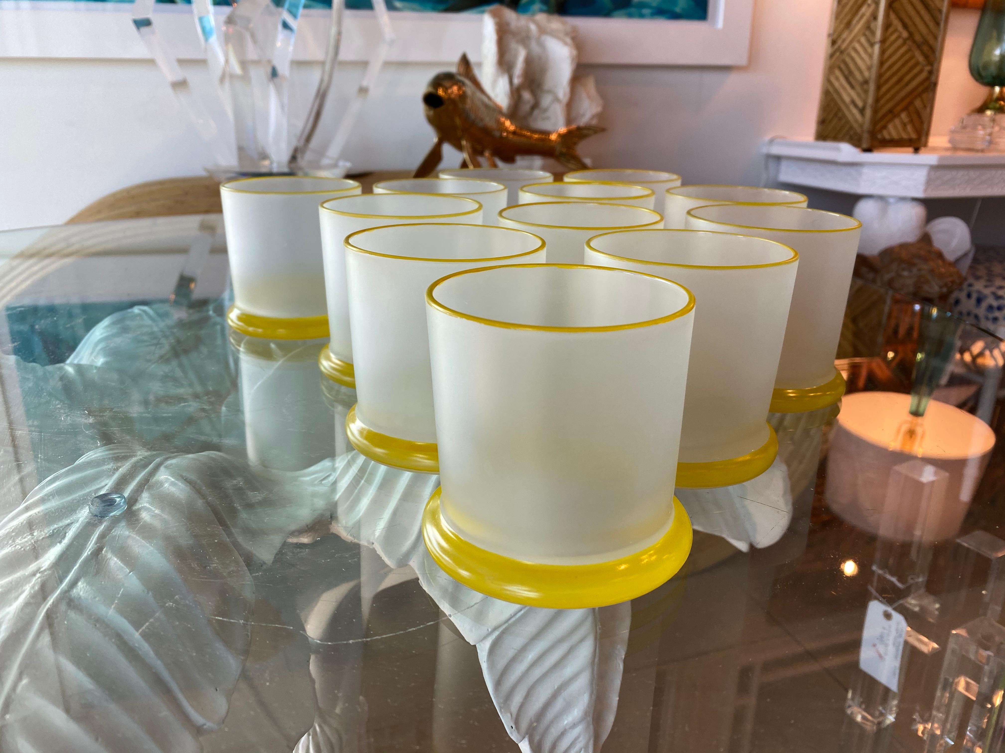 Set von 12 Vintage Bar-Cocktail-/ Trinkgläsern aus Milchglas in Gelb (Glas) im Angebot