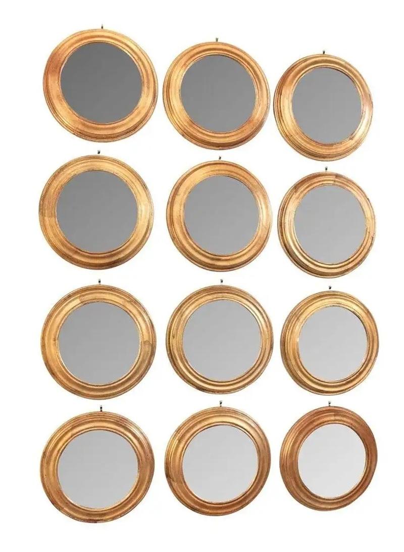 Set di 12 specchi rotondi dorati italiani d'epoca in vendita 2