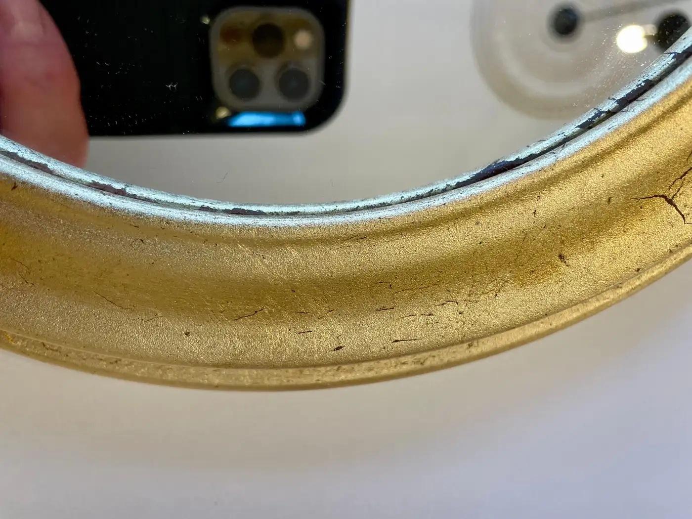 Set di 12 specchi rotondi in legno con finitura dorata. Ogni specchio misura 11