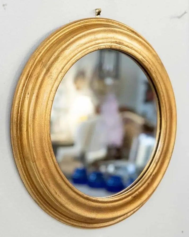 Set di 12 specchi rotondi dorati italiani d'epoca In condizioni buone in vendita a New York, NY