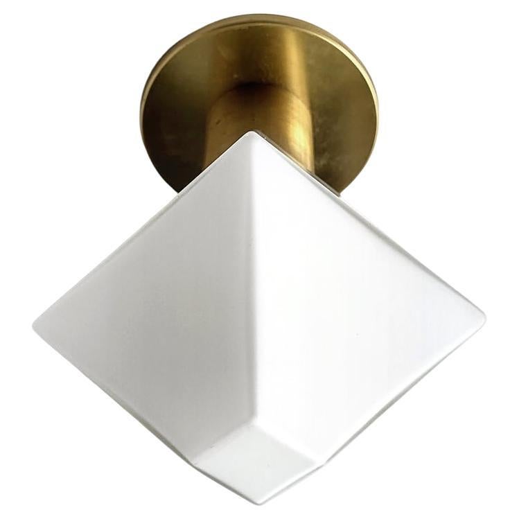 Set di 12 supporti geometrici scultorei in vetro e ottone massiccio da incasso.
Italia, anni '70.
