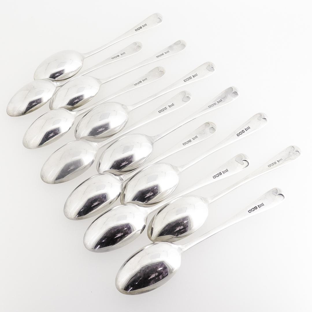 Inglese Set di 12 cucchiai Demitasse in stile georgiano di Walker & Hall, in argento sterling inglese in vendita