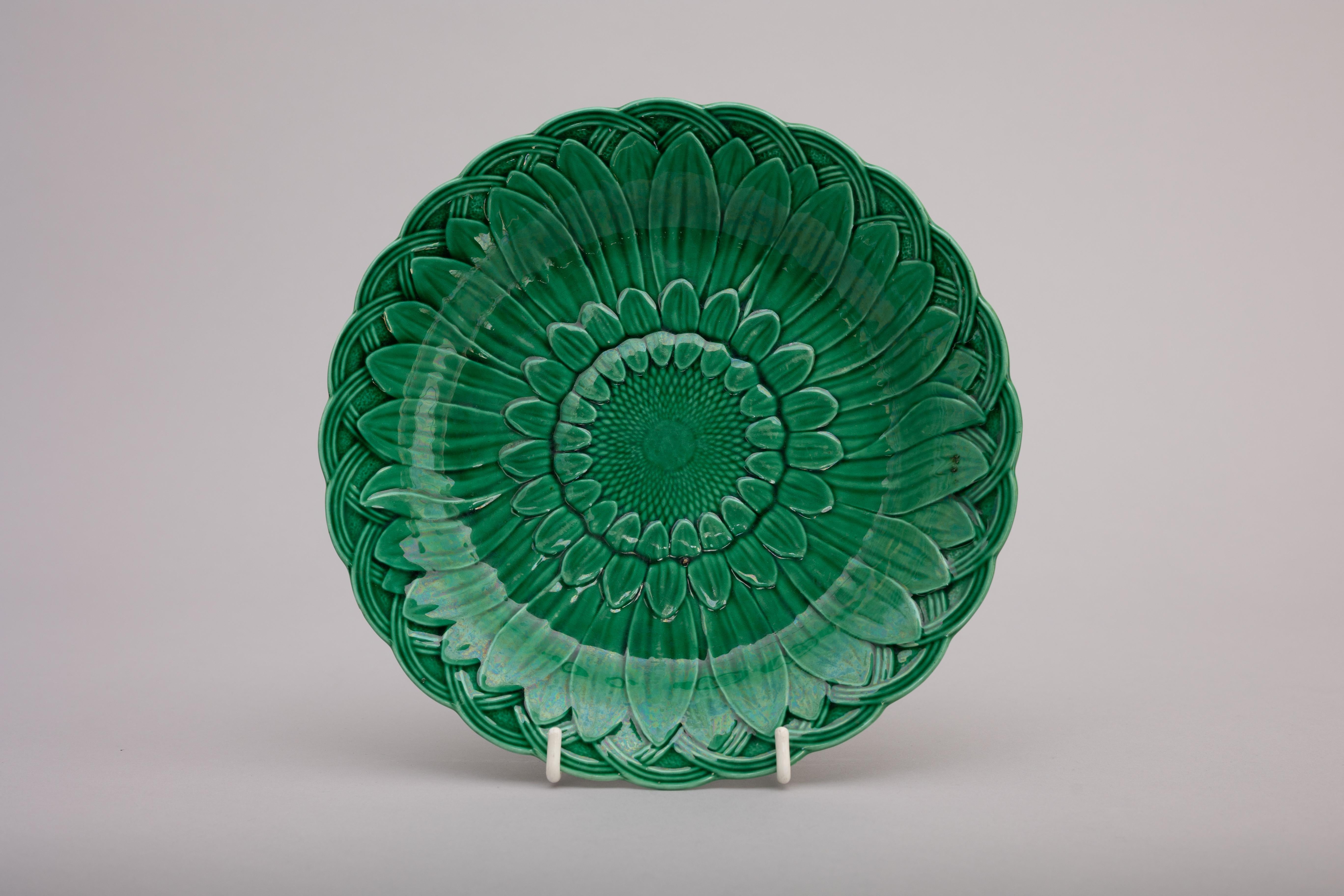 19th Century Set of 12 Wedgwood Green Majolica Aesthetic Movement Sunflower Plates For Sale
