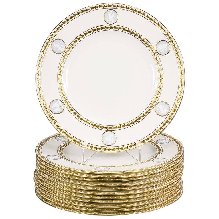 Set of 12 Wedgwood Porcelain Dinner Plates, circa 1900 In Excellent Condition In New York, NY