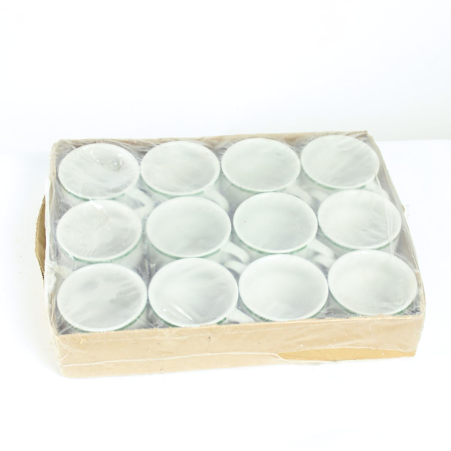 Bellissimo set di 12 tazze in porcellana, mai usato, venduto nella confezione originale. Le tazze non sono mai state utilizzate. Prodotto a Lubiana, Polonia. L'etichetta originale sulla porcellana. Le tazze sono in porcellana bianca pura con il