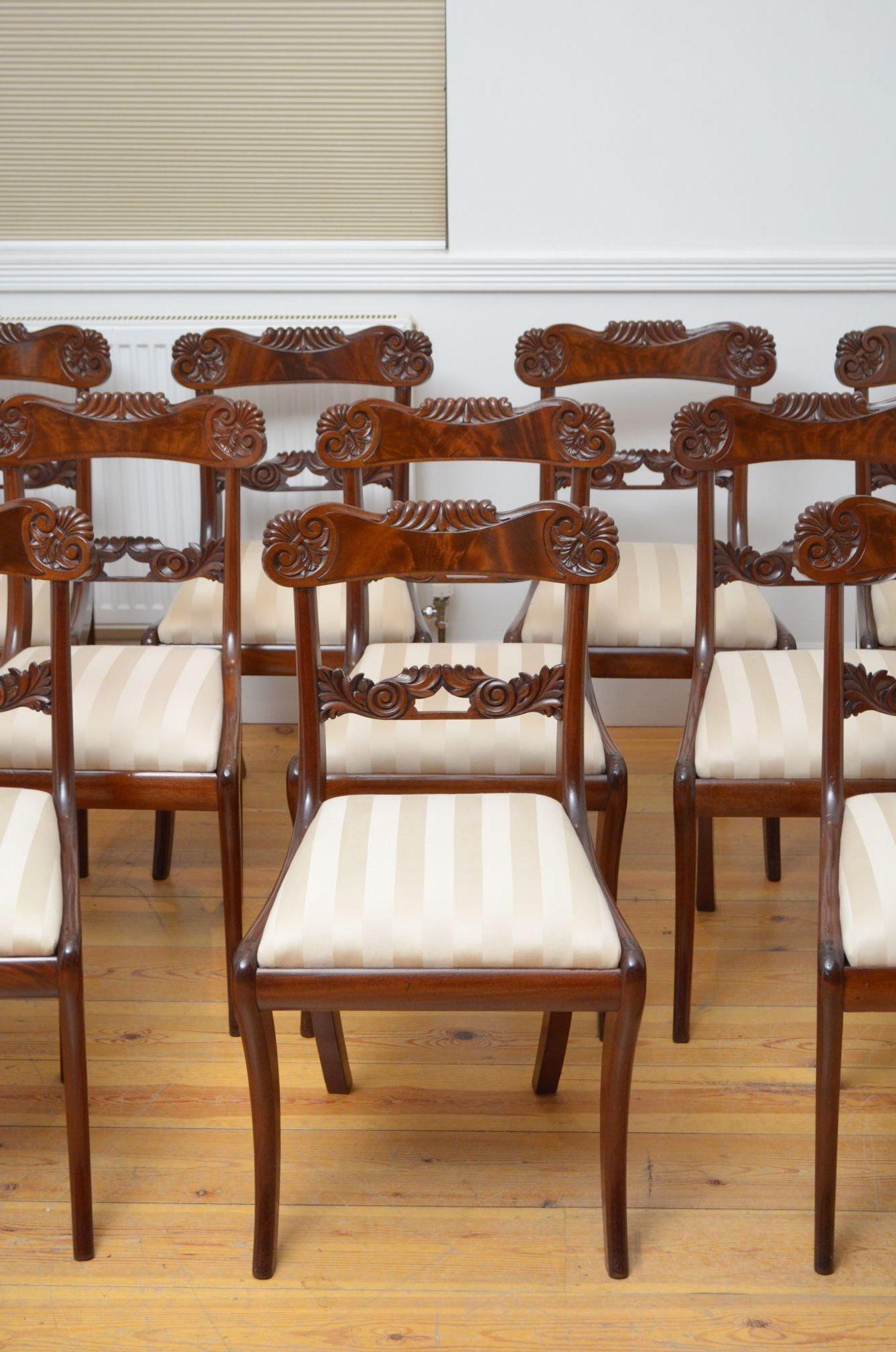 Britannique Ensemble de 12 chaises de salle à manger William IV en acajou en vente