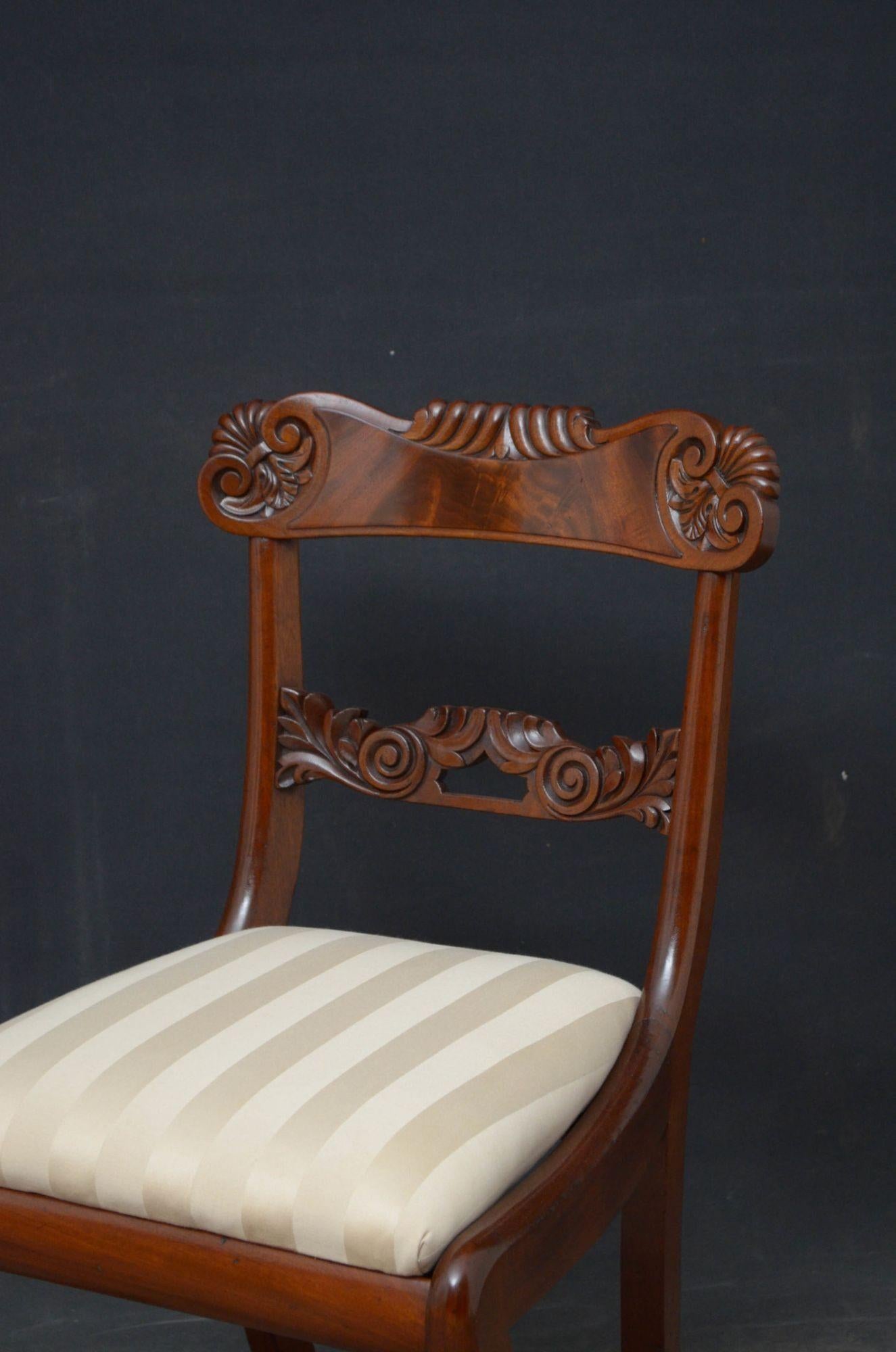 XIXe siècle Ensemble de 12 chaises de salle à manger William IV en acajou en vente